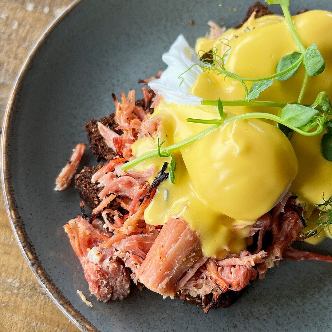 Chef's Suggestion: EGGS BENEDICT! 🍳 🐷

Housemade stout bread, honey baked ham, poached free range eggs &amp; hollandaise.

No need for bookings, just pop in. 😀🖤

 #sunday #sundaylunch #sundayvibes #sundayfunday #sundaybrunch #brunch #brunching #b