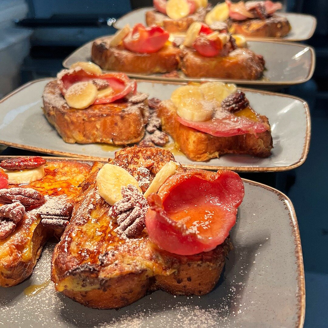 A sea of French toasts coming out of our kitchen. 😀 😍 🖤

Brioche French Toast, maple syrup, Micil&iacute;n Muc bacon, caramelised californian pecans, banana.

 #frenchtoast #frenchtoasts #breakfast #breakfasttime #breakfastclub #breakfastideas #br
