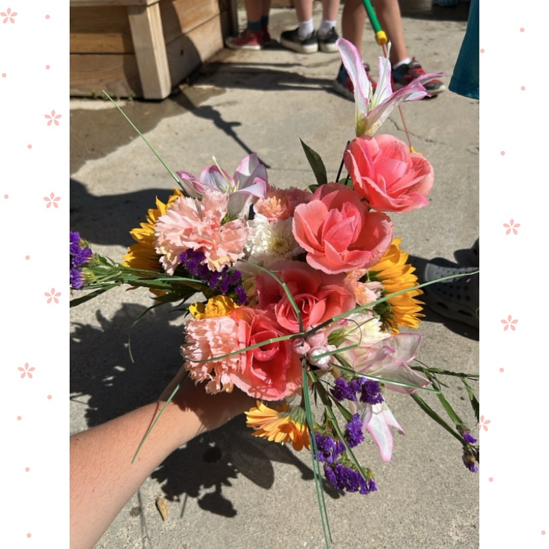 🌼 Look what we made! A big, beautiful class bouquet with real flowers! 🌸 The kids had so much fun arranging them together 💐😊

#utahpreschool #utahdaycare #thewonderschoolhouse #sandy #earlychildhoodeducation #preschoolactivities