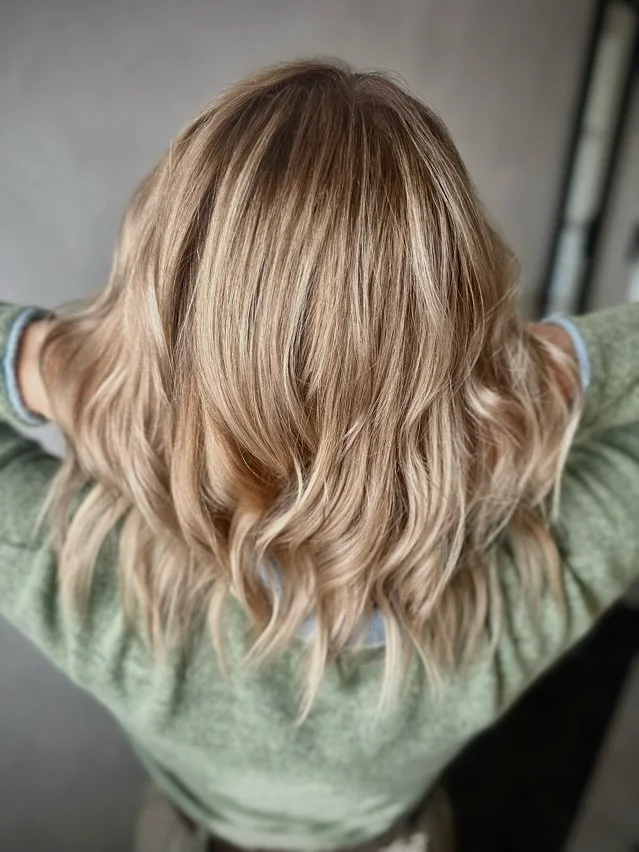 La magie du balayage invers&eacute; 🪄
Sur cet avant/apr&egrave;s, ma cliente r&eacute;alisait des colorations d&rsquo;oxydation pour &eacute;claircir ses cheveux.
Le r&eacute;sultat manquait toutefois de naturel et tirait trop sur le dor&eacute; 🐥
