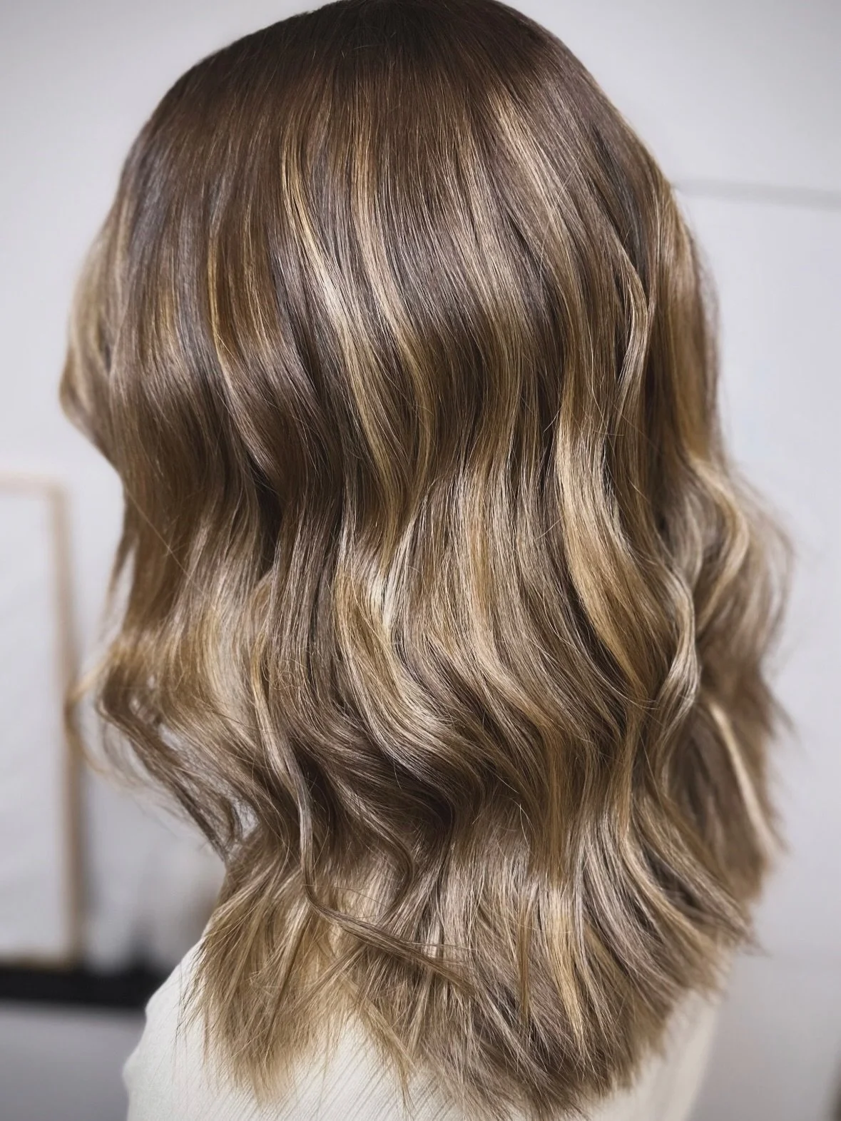 &bull;Un balayage retravaill&eacute; tout en douceur pour un r&eacute;sultat plus naturel et une repousse harmonieuse.
L&eacute;ger, lumineux, sans d&eacute;marcation... exactement ce qu&rsquo;il faut pour sublimer la coupe et garder un entretien fac