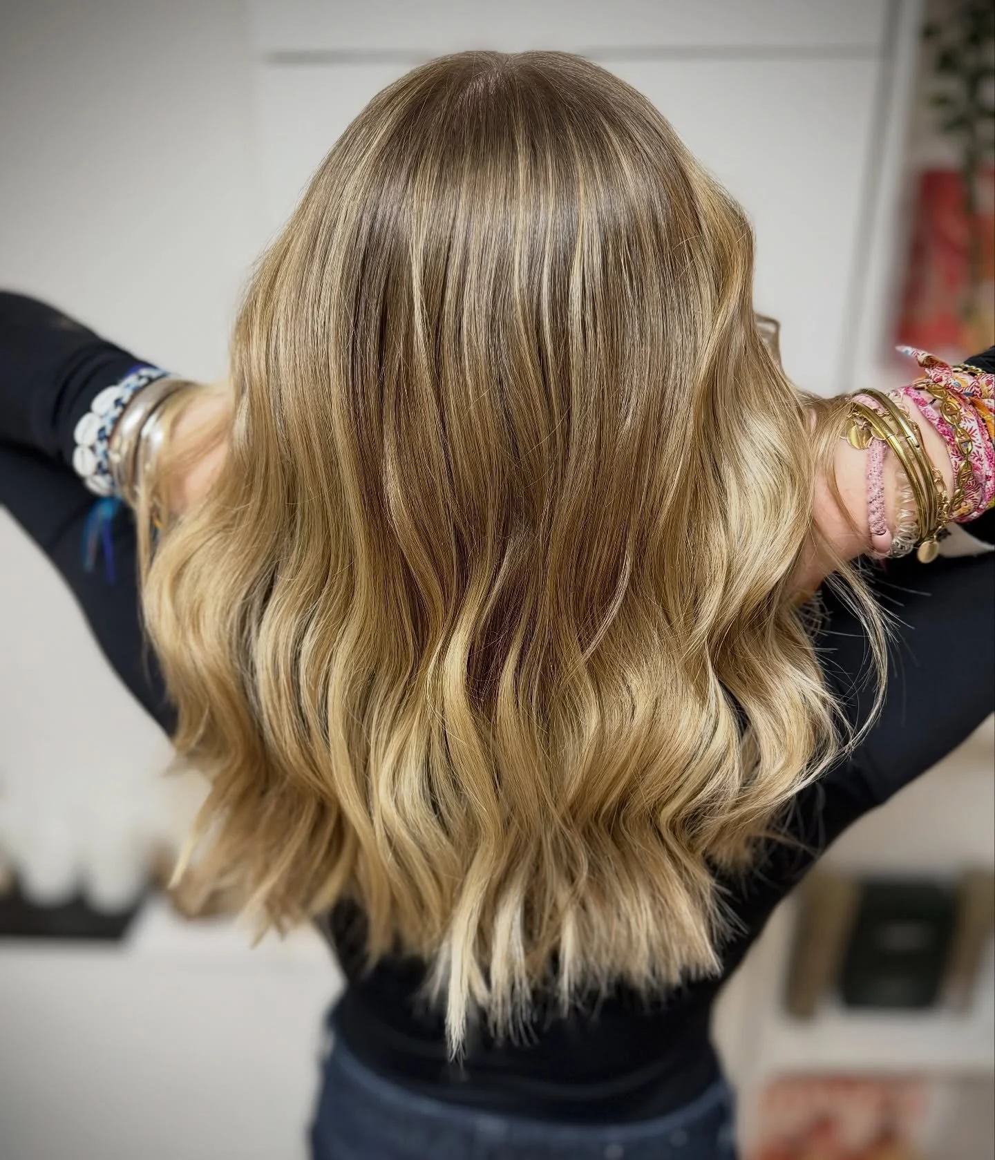 ✨
Entretient blond = blond naturel / fondue en racine.
Pour une repousse en douceur 🥰

Moi, c&rsquo;est Laetitia 👋🏻
Je vous re&ccedil;ois en t&ecirc;te &agrave; t&ecirc;te dans mon salon priv&eacute;
@aparteartdecoiffer aparteartdecoiffer situ&eac