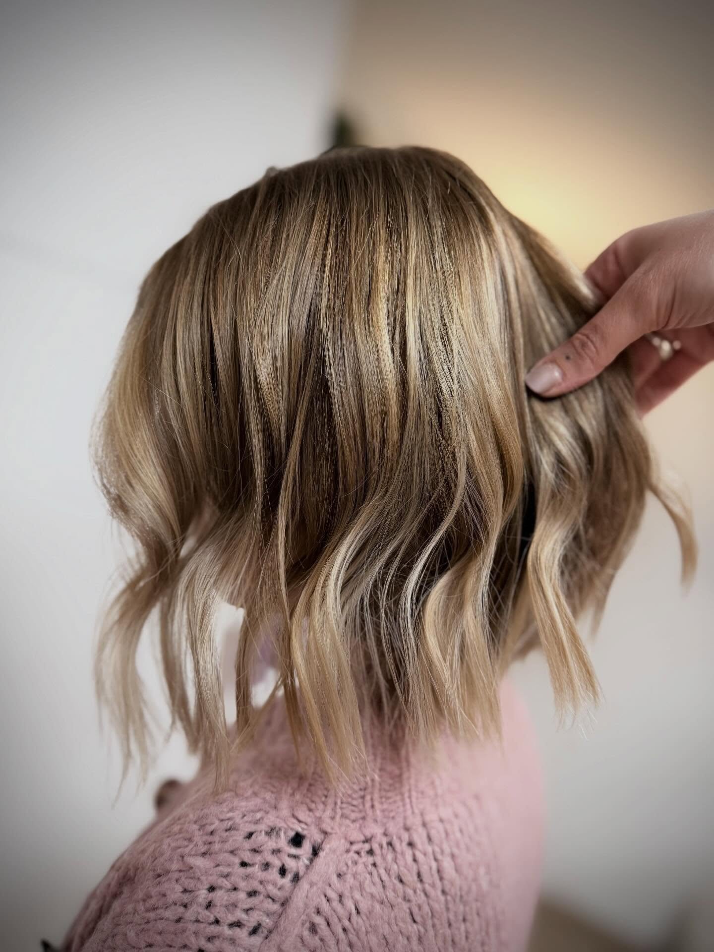 ✨ Transformation couleur ✨

On repart de z&eacute;ro pour redonner vie &agrave; son Blond ⚡️ 
Au programme : balayage sur-mesure + gloss racines &amp; longueurs pour recr&eacute;er de la profondeur, neutraliser les reflets cuivr&eacute;s et raviver l