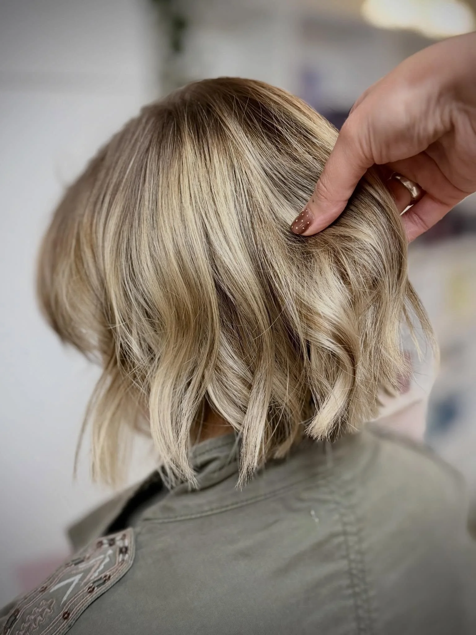 _Quand ma cliente arrive avec un blond tr&egrave;s d&eacute;color&eacute; et uniforme&hellip;

Le but n&rsquo;&eacute;tait pas de foncer, mais de recr&eacute;er un blond naturel avec du relief 🤍

On a donc :
&bull; renuanc&eacute; certaines m&egrave