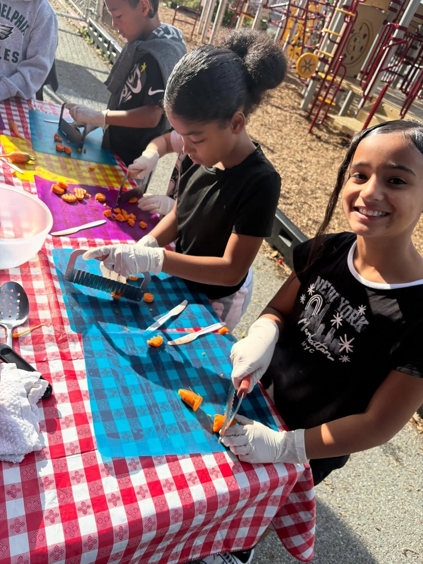 The students at Park Elementary School are fantastic helpers in the garden. During their lesson, we introduced them to tiny garden helpers - pollinators! 

Pollinators like bees, butterflies and birds help plants grow the fruits and veggies we love!
