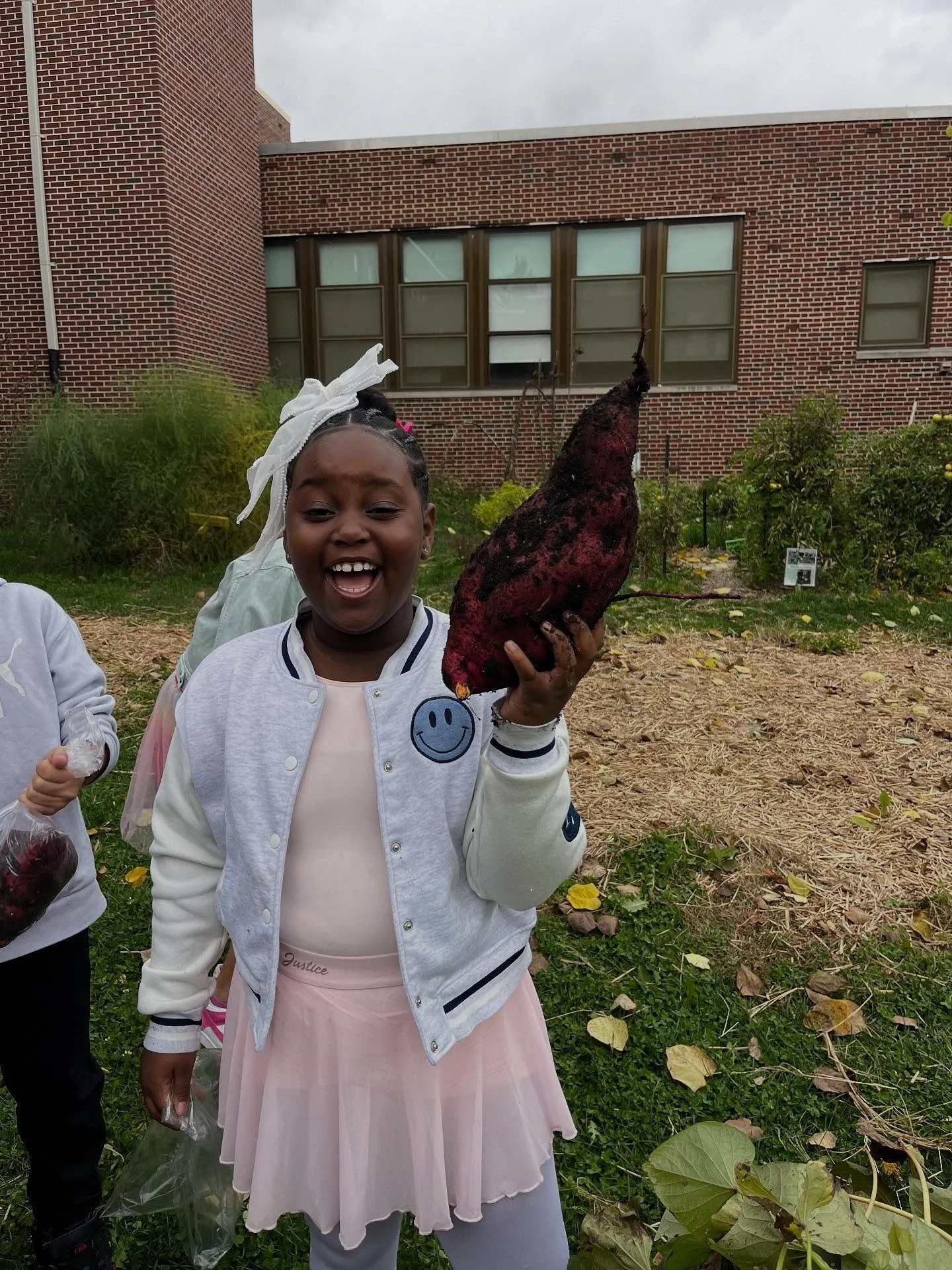 Look at these smiles from the students at @lafayettesdol ! Last week, students harvested and took home 29lbs of sweet potatoes that they grew in their school garden! Students learned that once sweet potatoes are established, they a can thrive in dry 