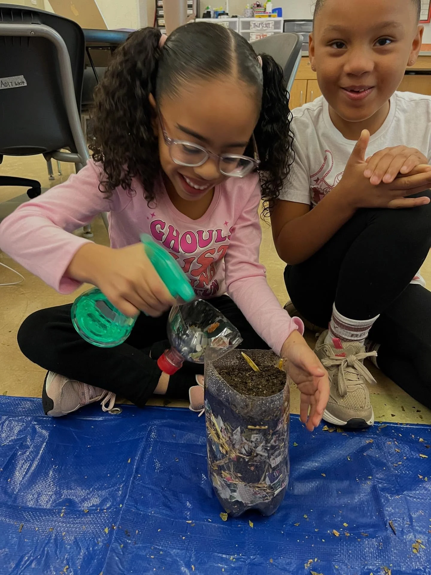 We started our first week of our winter composting lessons at @washington_sdol this week! K-2nd grade students learned about what can and cannot be composted by doing a composting relay and making a bioreactor for their classroom! We love that we wer
