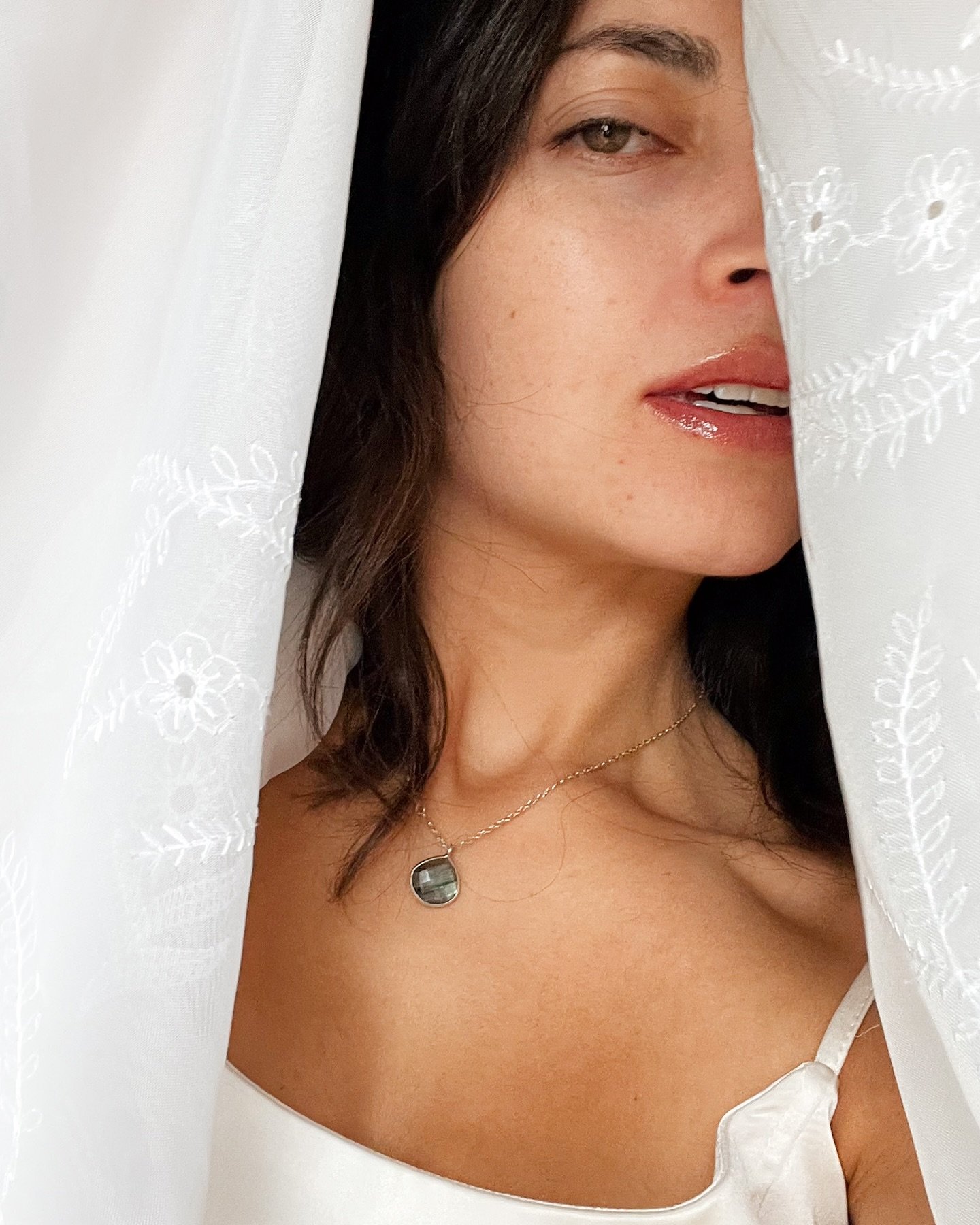 #shotoniphone ✨🤍 una sesi&oacute;n imprevista de autorretrato y producto que se me ocurri&oacute; 😌

Me iba a tomar una selfie, pero se col&oacute; la cortina y pum! 🤯💡se prendi&oacute; la idea en mi mente.

El &uacute;ltimo video es un BTS del e