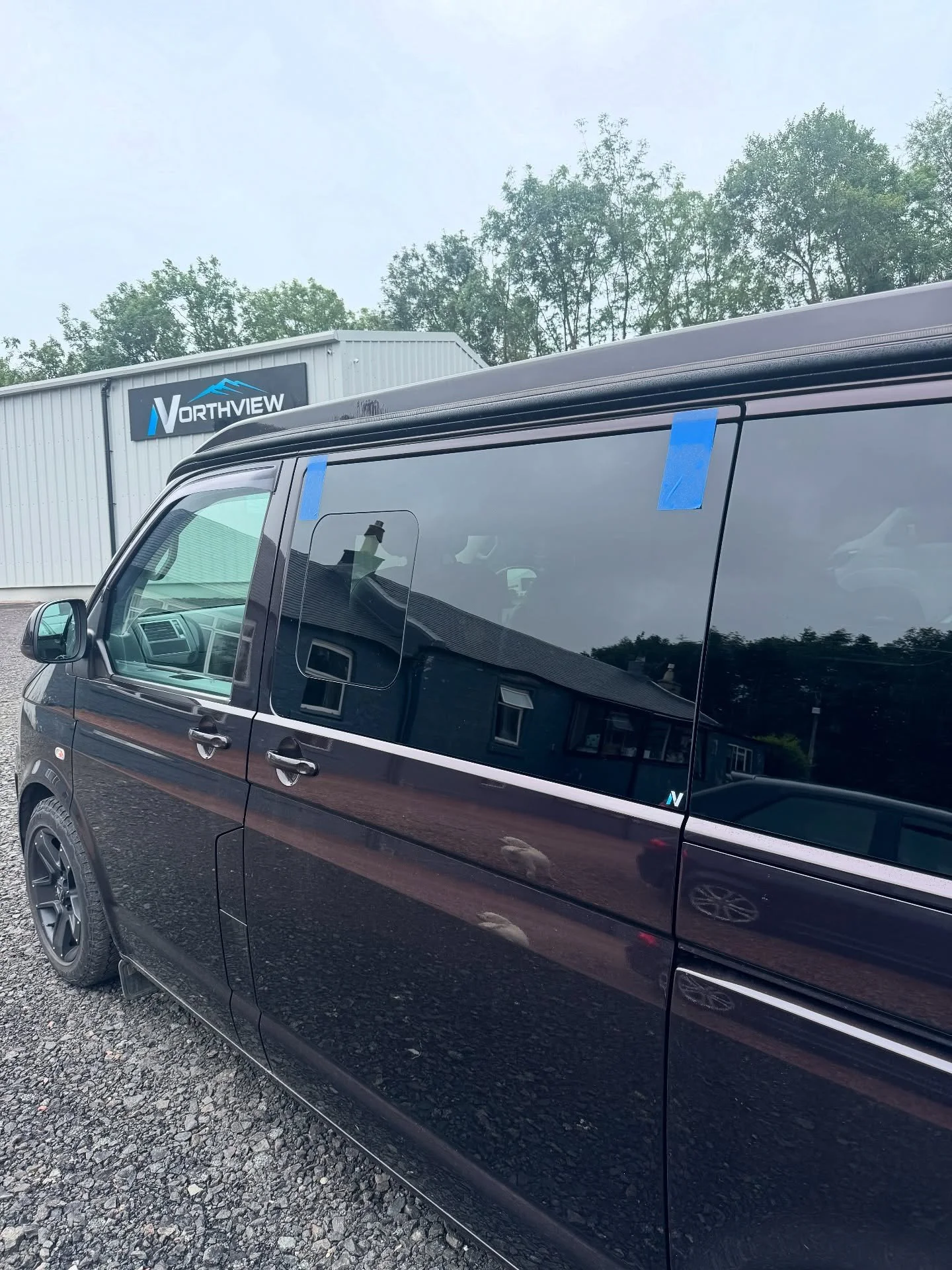 💧 Leaking factory windows? We&rsquo;ve got the fix.

This Transporter came to us with water sneaking in through the original windows so we swapped them out for a set of sleek, flush-fit opening privacy windows.

✅ No more leaks
✅ Ventilation sorted
