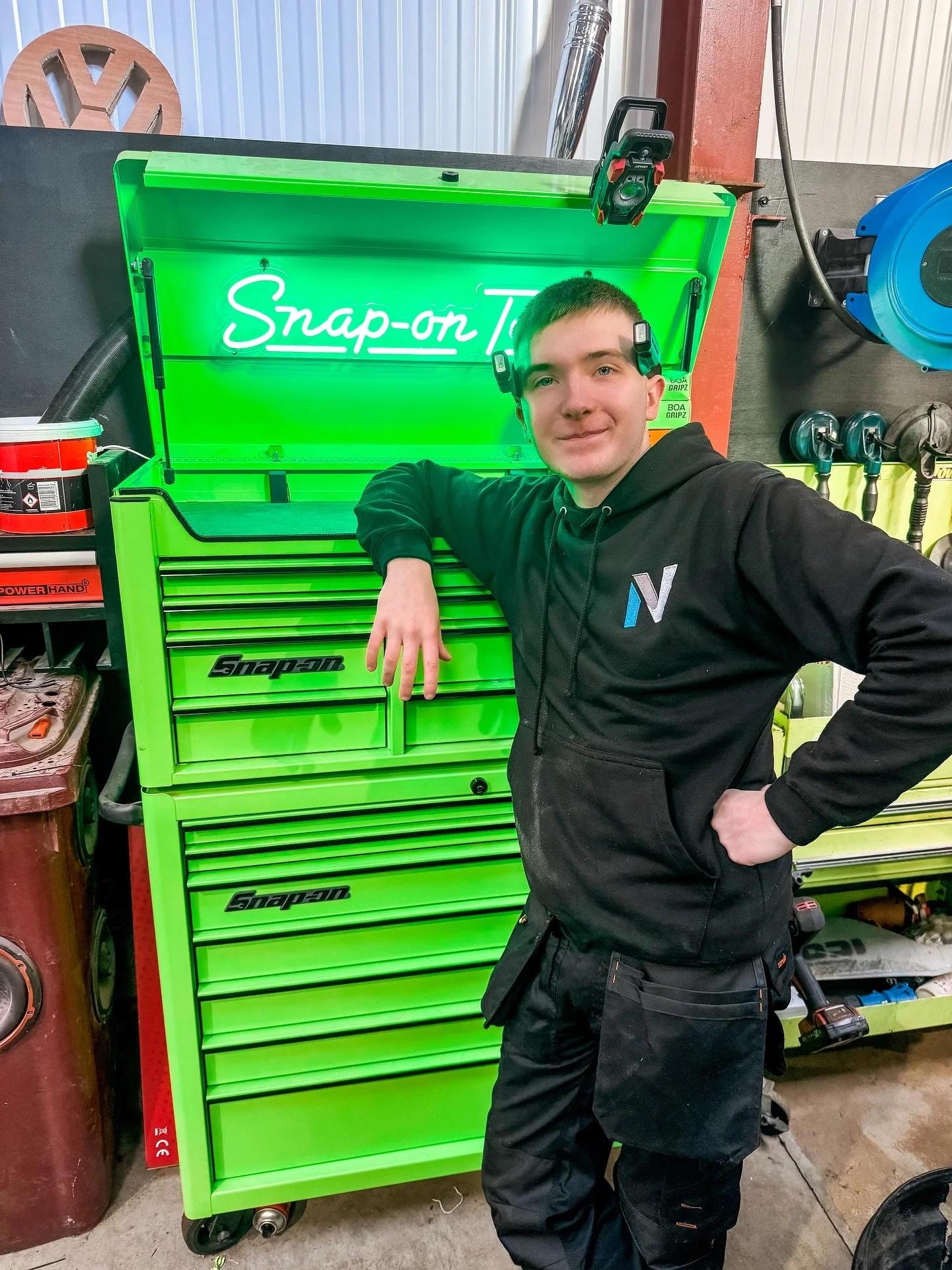 We all know what team Sean Supports 😂💚

#SnapOnTools #SnapOn #SnapOnLife #ToolboxGoals #GreenToolbox #CelticGreen #WorkshopVibes #MechanicLife #TradeLife #GarageGoals #AutoTech #ToolsOfTheTrade #MechanicStyle #SnapOnFamily #ToolAddict #WorkshopGlow
