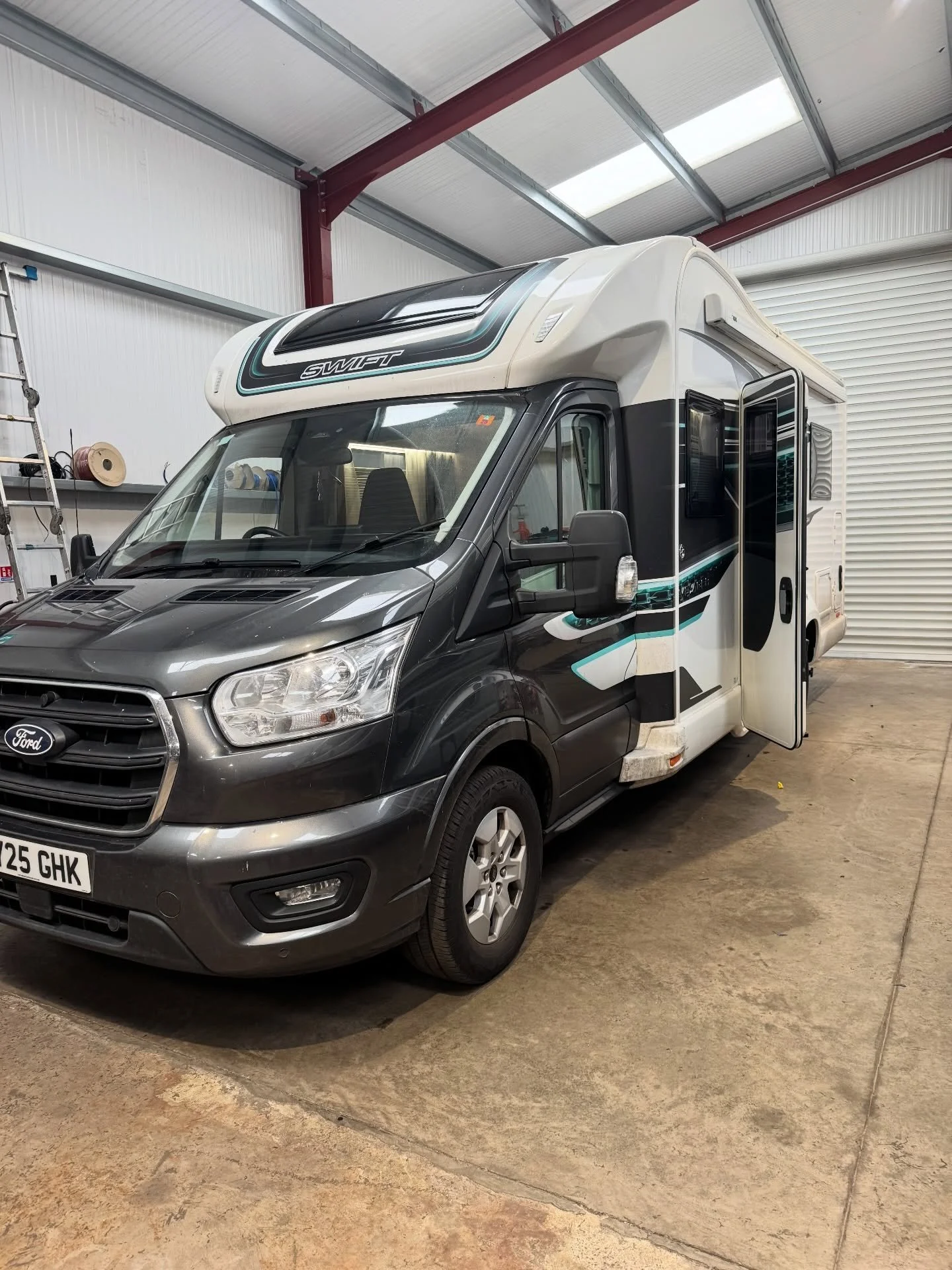 🔋 OFF-GRID UPGRADE COMPLETE 🚐⚡

We recently upgraded this 2025 motorhome to a full off-grid spec, giving the customer far more freedom to camp away from campsites and still enjoy all the comforts on board.

What we installed ⬇️
⚡ 3000W inverter
🔋 