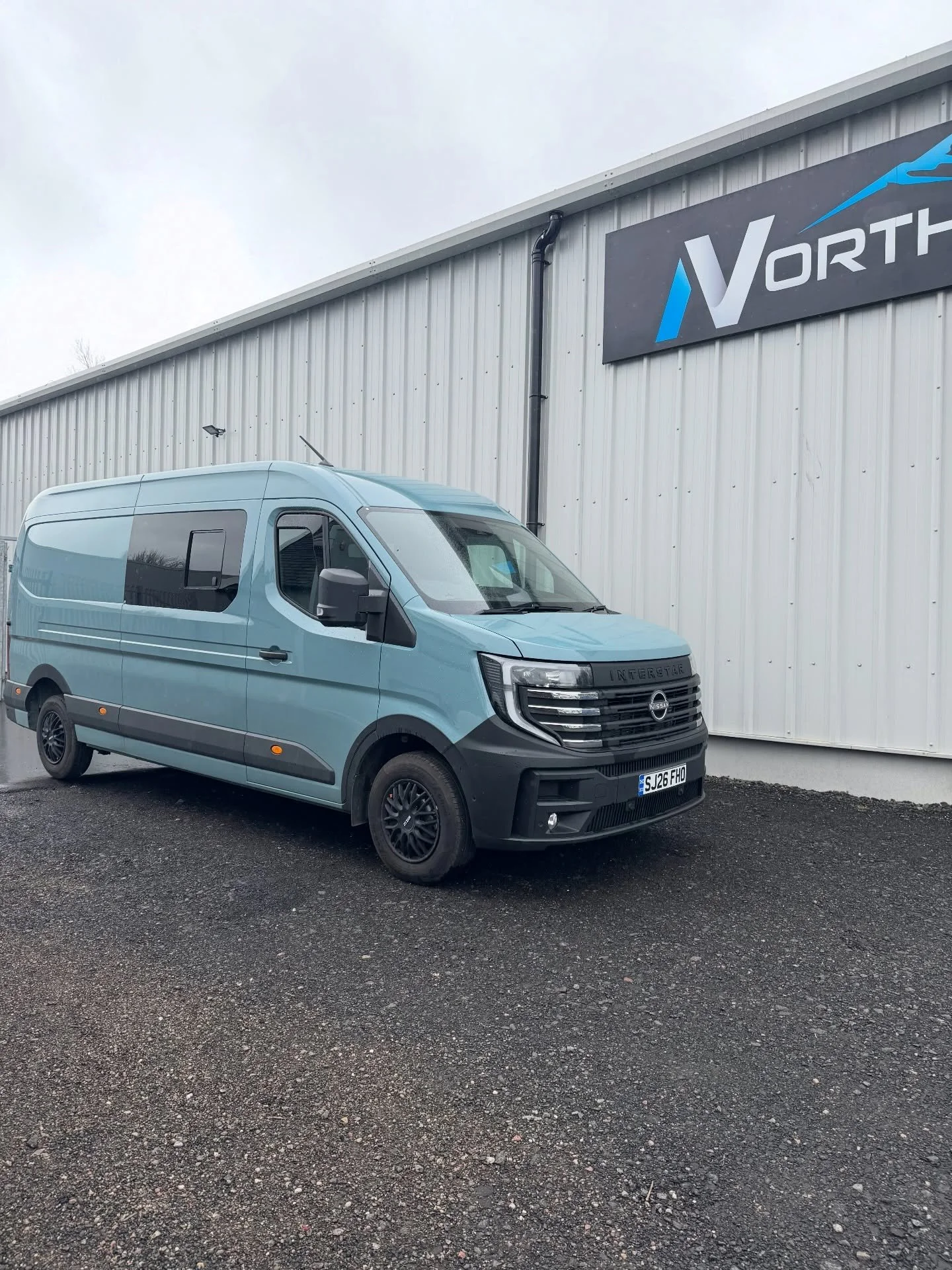 This brand new Nissan Interstar came in for a upgrade 😎Privacy windows fitted and a skylight installed to completely transform the space in the back 🚐

Not only does it look the part from the outside, but the added light and airflow from the skylig