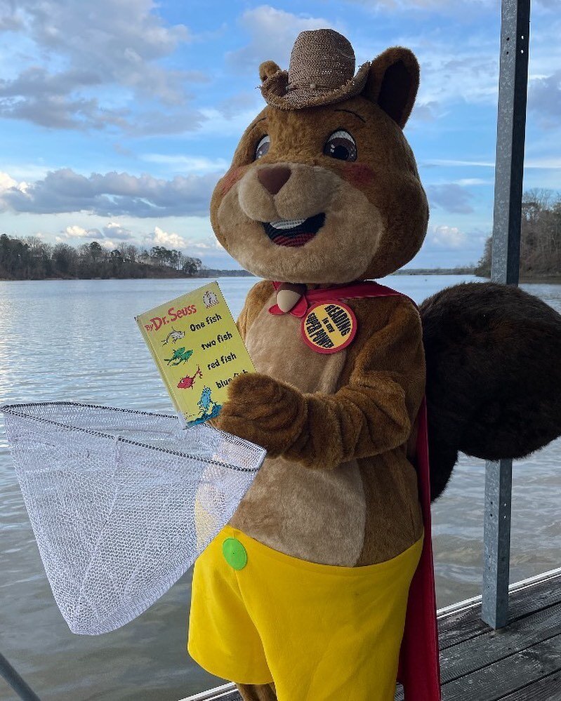 SHORT is FISHING for a new book to add to his reading list!! 🎣📖☀️

Which book from your reading list will you read next??✅📚

#waitingtimeisreadingtime #shortthesquirrel #reading #literacy #booksuggestions #celebration #childrensliteracy #bookstagr