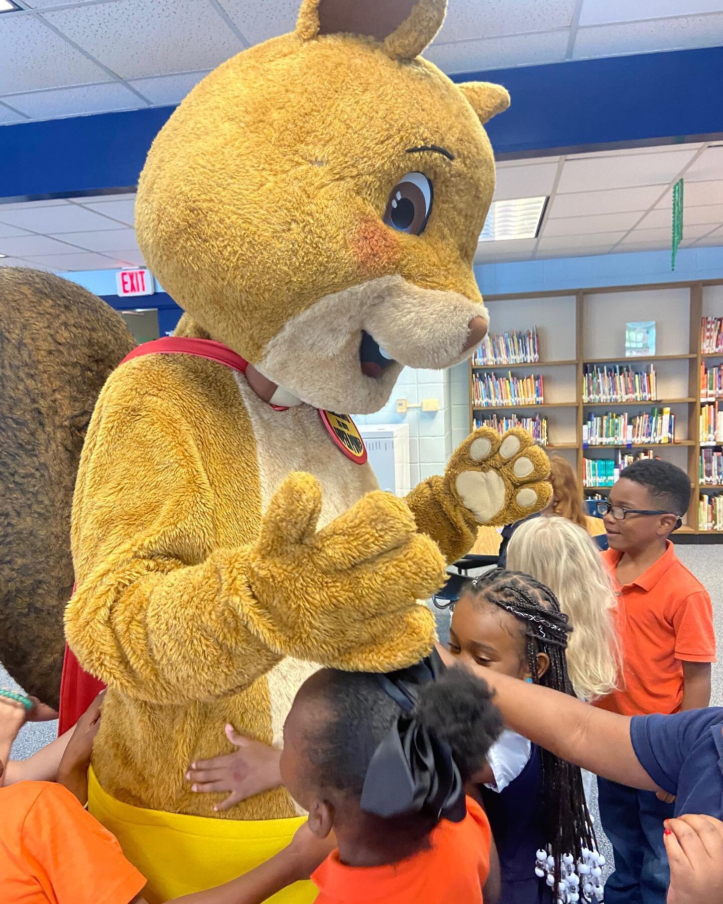 There is so much to be thankful for!🙌🏼 

Today, SHORT is especially thankful for his friends at Pine Grove Elementary School!❤️ 

Thank you so much for letting us visit, meet new friends, and share our LOVE for reading!🥰📚🐿

#thankfulthursday #pi