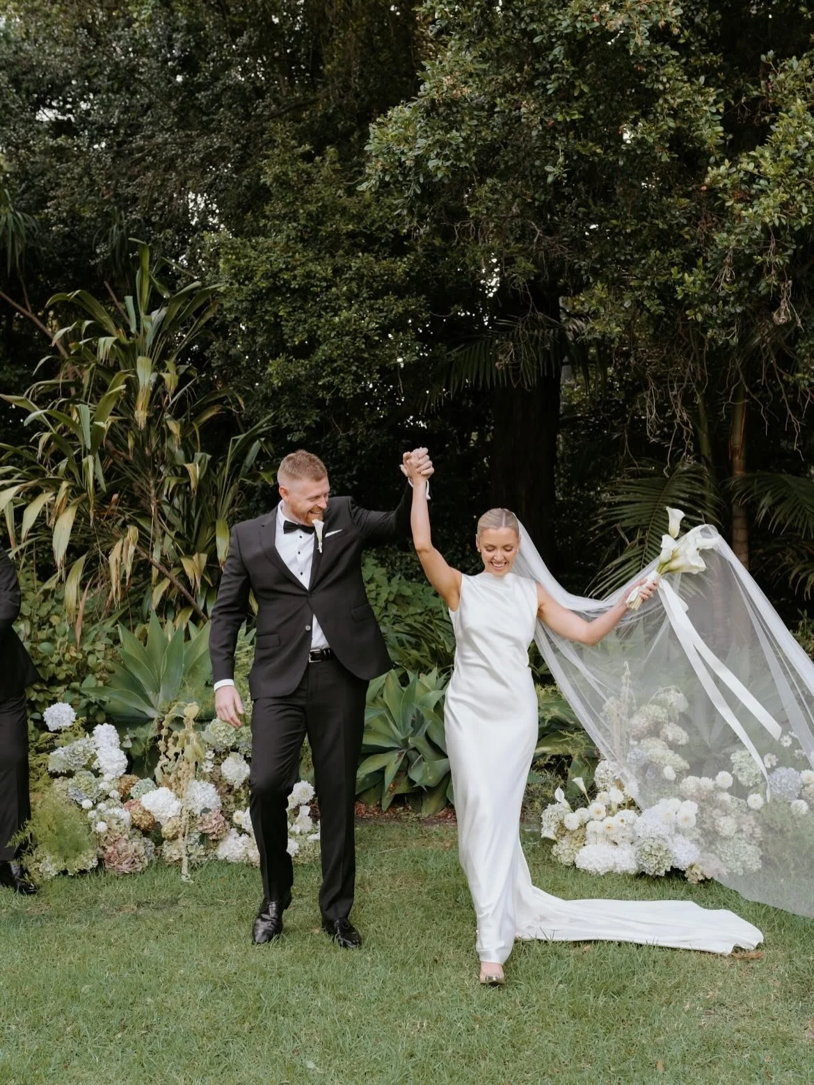 Jasmine + Brendan

A high summer affair with the lush canopy of Gardens House as their backdrop. 

A celebration curated to perfection as they handpicked incredible creatives to weave the magic to reflect the depth of their love.

Meeting Jas + Brenn