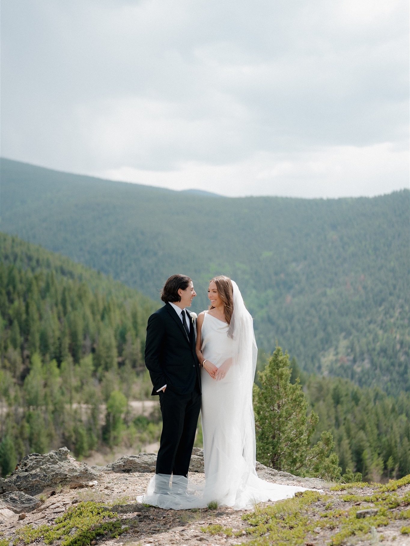 It feels really, really good to witness the love and fun Sam and Dom share 🤍

Photos // @whitneyraephotography 
Floral // @lushandwildflowers 
Coordinating // @thepartypretzel 

#northstargatherings 
#coloradobride
#denverbride 
#denverweddingvenue 