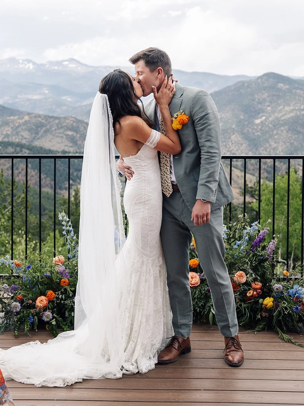 Malia and Hunter married on the prettiest July day! You know we love a summer wedding around here - theirs was no exception! 

Photos // @theloveclub.photo 
Coordinating // @atouchofbliss 
Floral // @marigolds.flowers 
Catering // @sugarpinecatering 