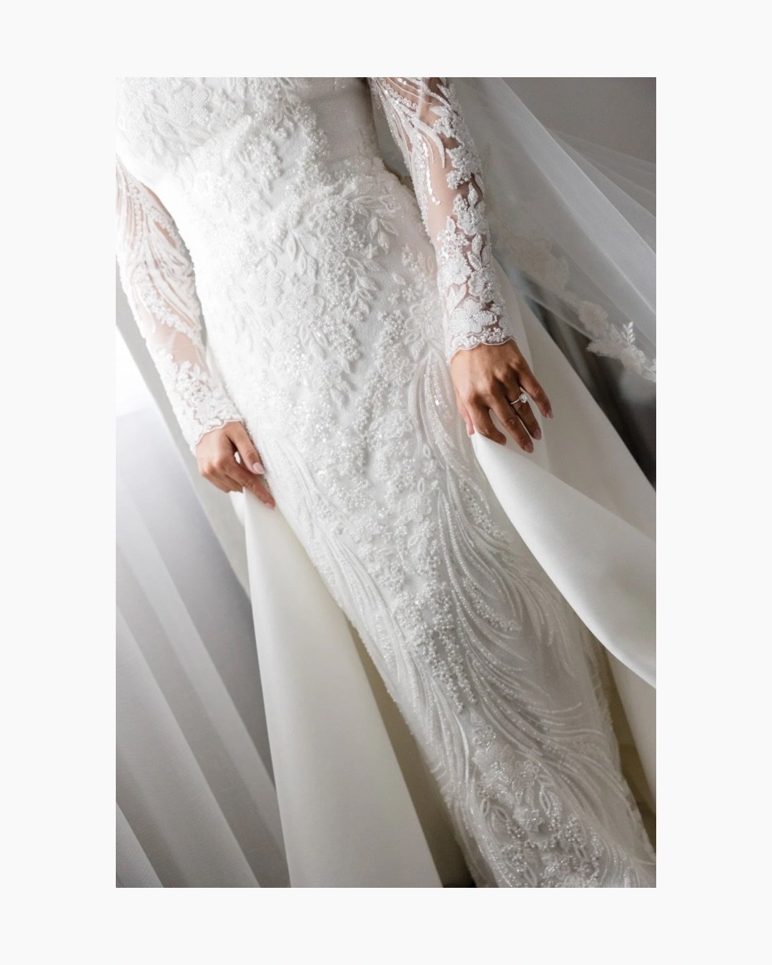 Moments from Sylvia and Andrew&rsquo;s wedding day.

@sylviakosmo 
@glamhairbyjoanna 
@ursy_mua 
@mira_couture 
@signaturebarnbanquet 
@mmeventplanners 
@cr8cakes 
@simplyflawlesschicago 
@tag_laser_works 
@kamilbartoszcze 
@jakub_pawel_production