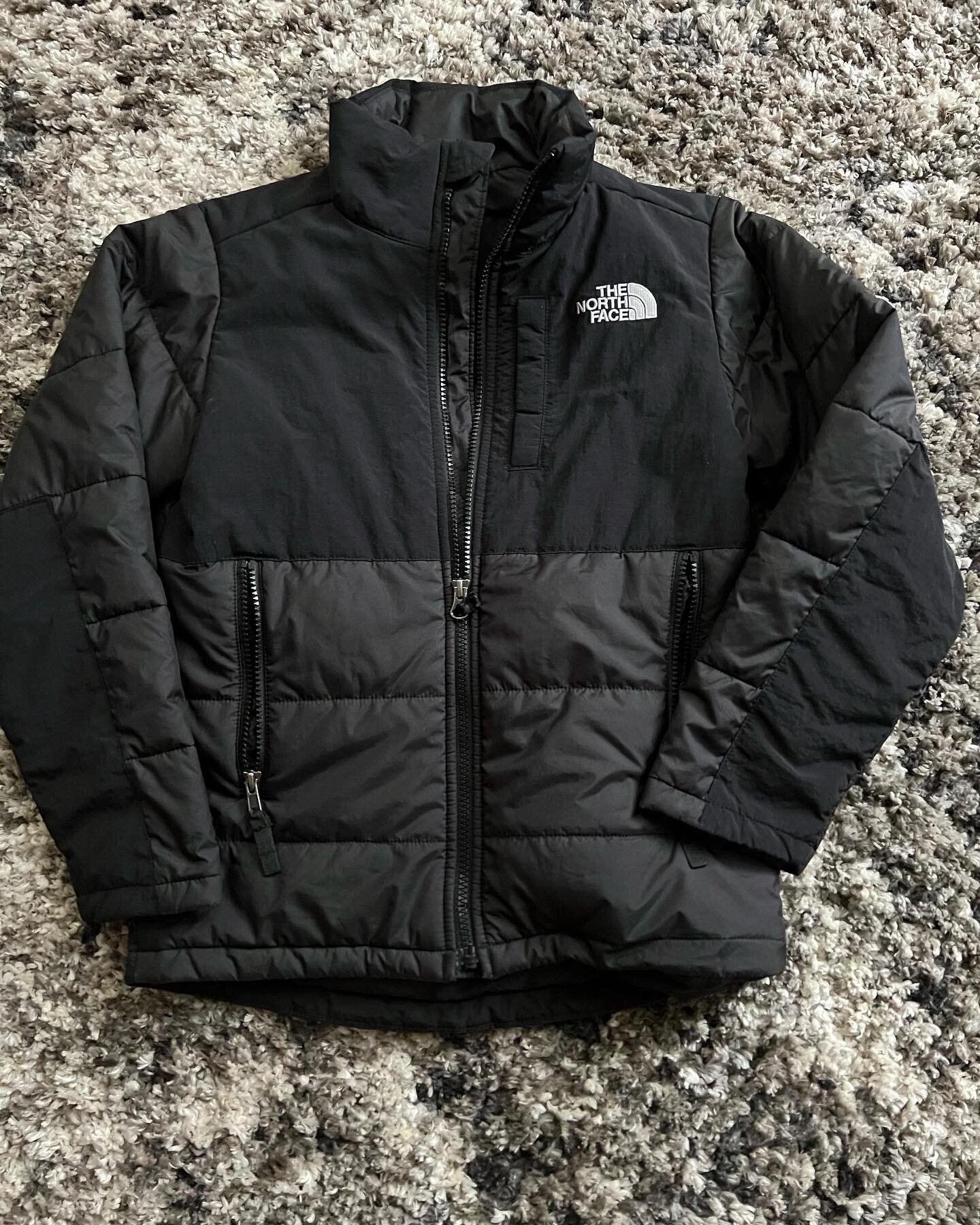 These coats are so warm!❤️ #northface #gentlyused #dressmymini