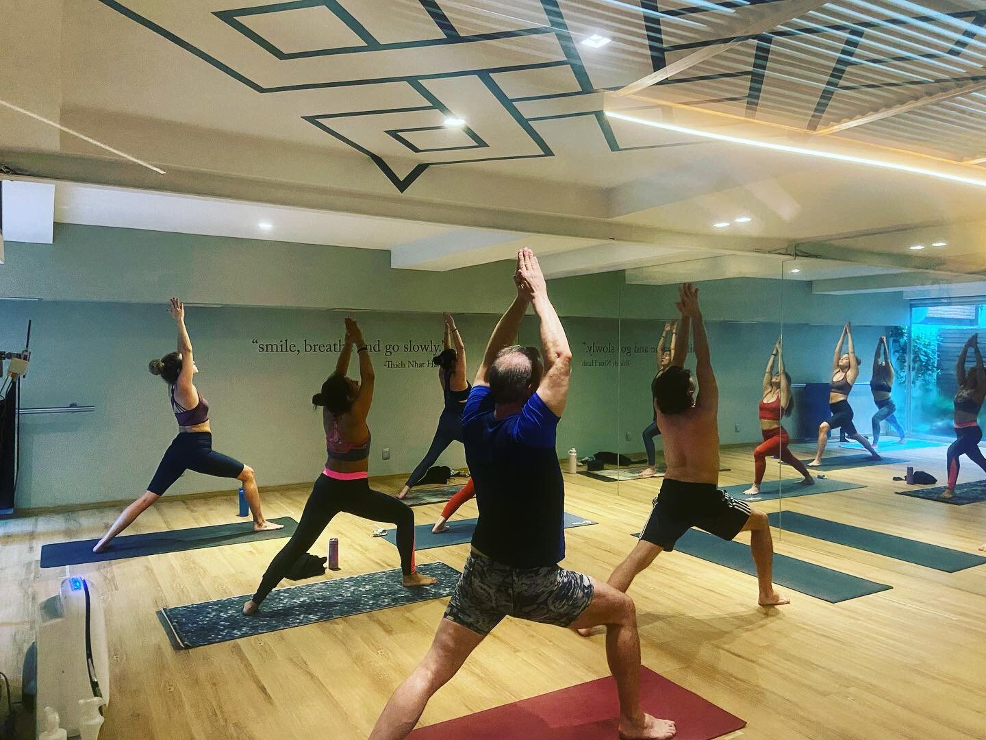 Vinyasa flow para conectarte con tu respiraci&oacute;n y tu fuerza. Info@lomashotyoga.com #yoga #hotyoga #yogaclass #yogacdmx #mindfulyoga #stayhealthy