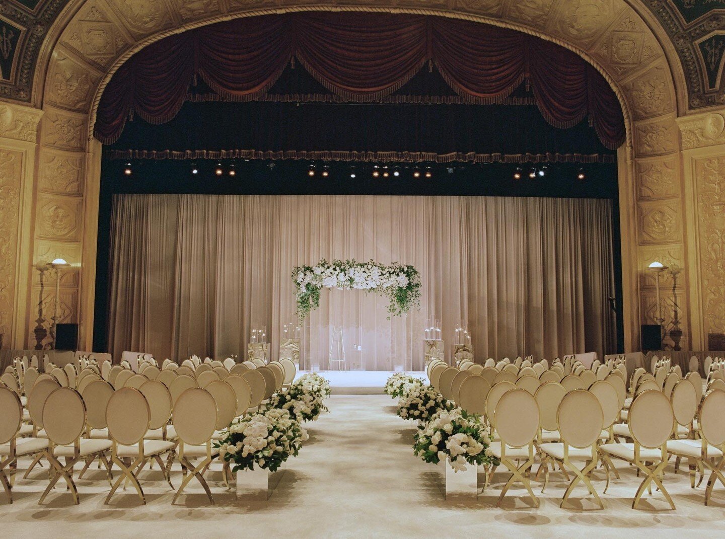 This is obviously a stunning setting. (👏🏻 for Deedee) But imagine for a minute to appreciate this on another level. Underneath the white carpet are literally hundreds of chairs - The Opera House's standard orchestra seating was completely scaffolde
