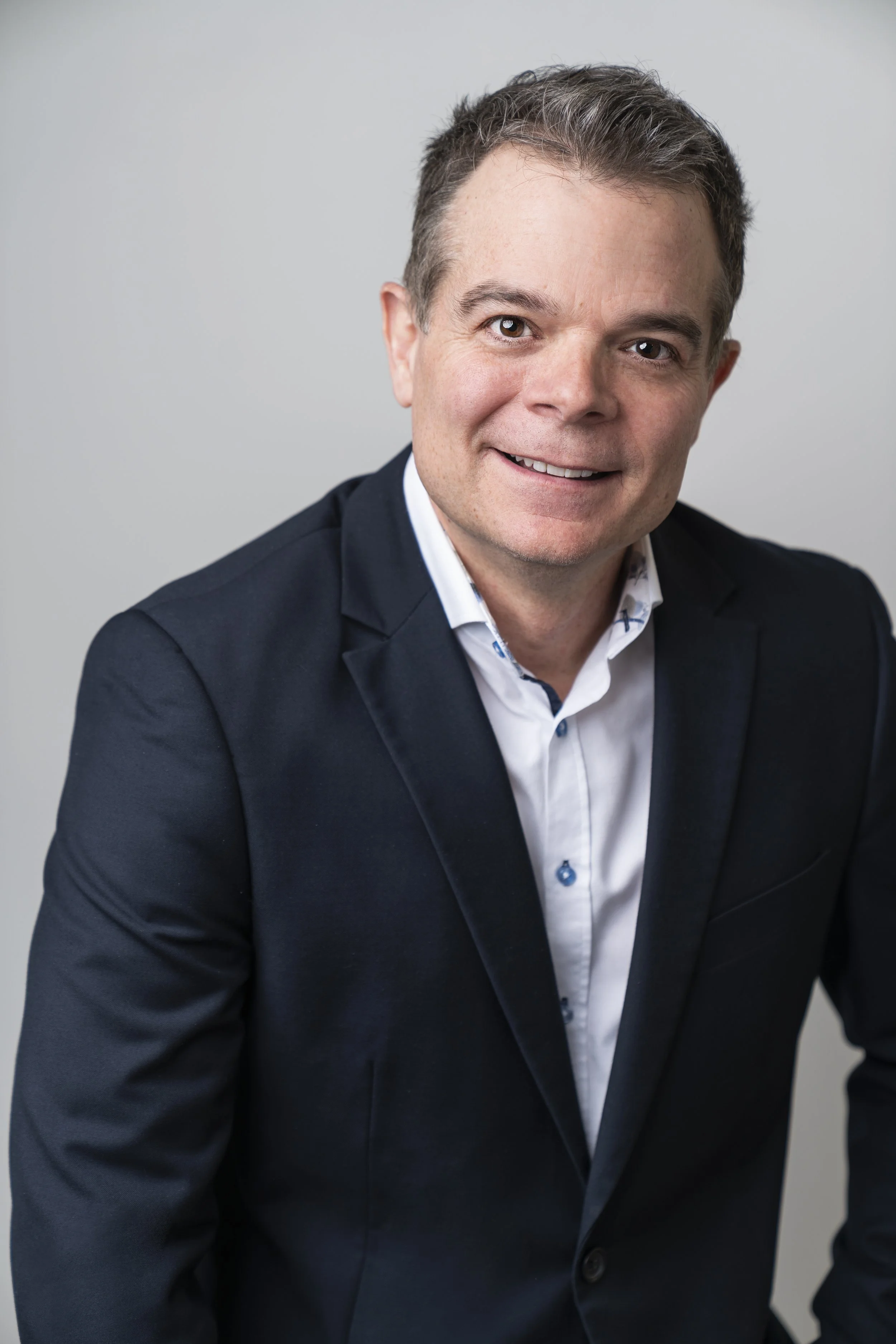 Portrait d'un homme professionnel en complet