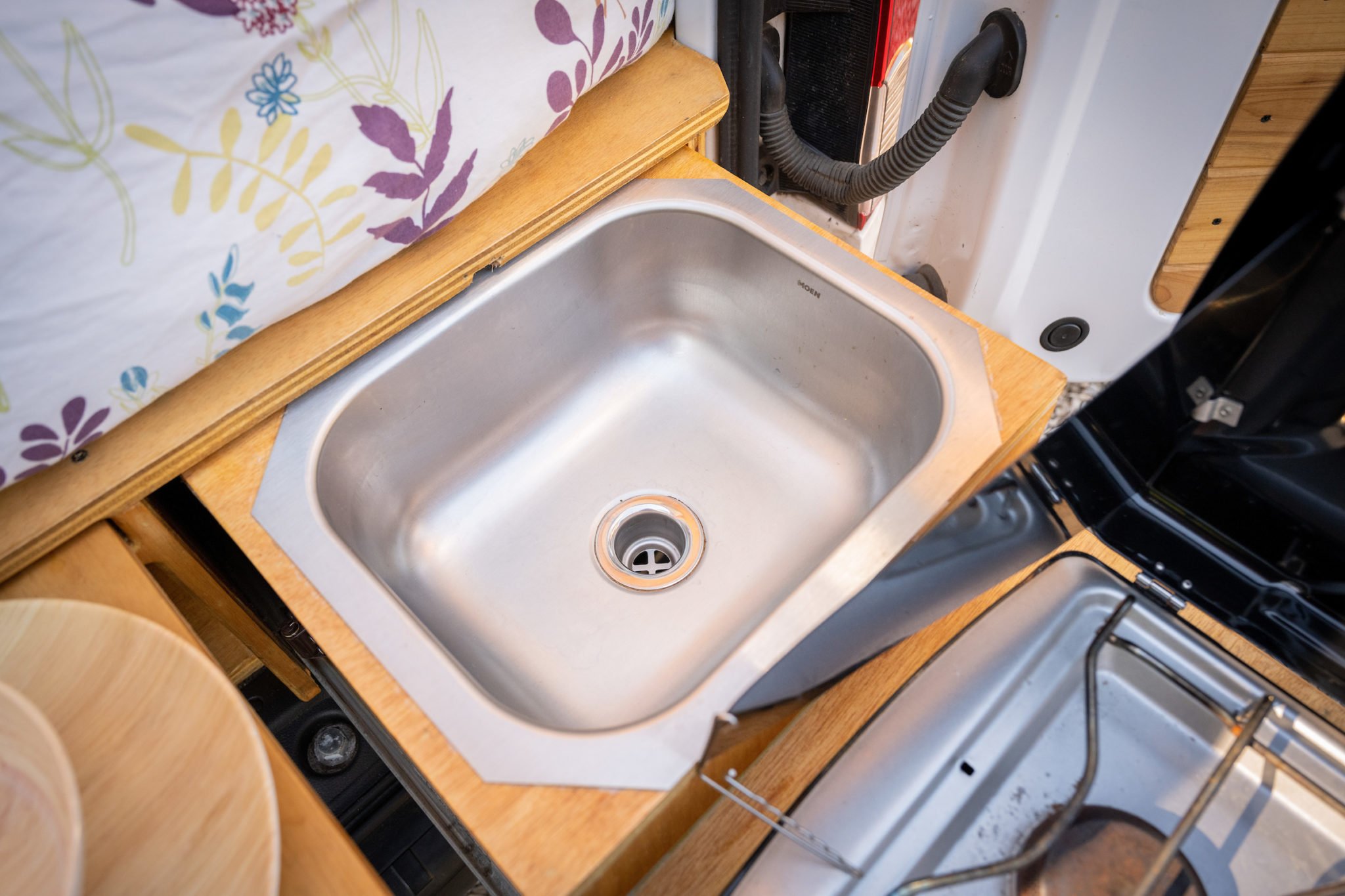 gocamp-san-francisco-scout-credit-shawn-linehan-interior-kitchen5-2048x1365.jpeg