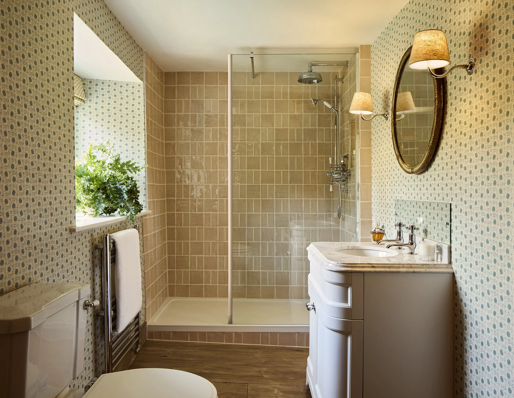 COSY FARMHOUSE SHOWER ROOM