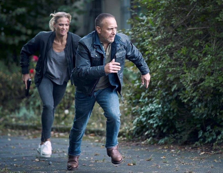 Besorgt euch noch schnell 🍿😎
Morgen Abend, ab 20:15 Uhr, gleich 4 Folgen hintereinander: #alarmfurcobra11 #cobra11_official #rtl 
🚨💥🚔🏁

📷#phototyp Guido Engels