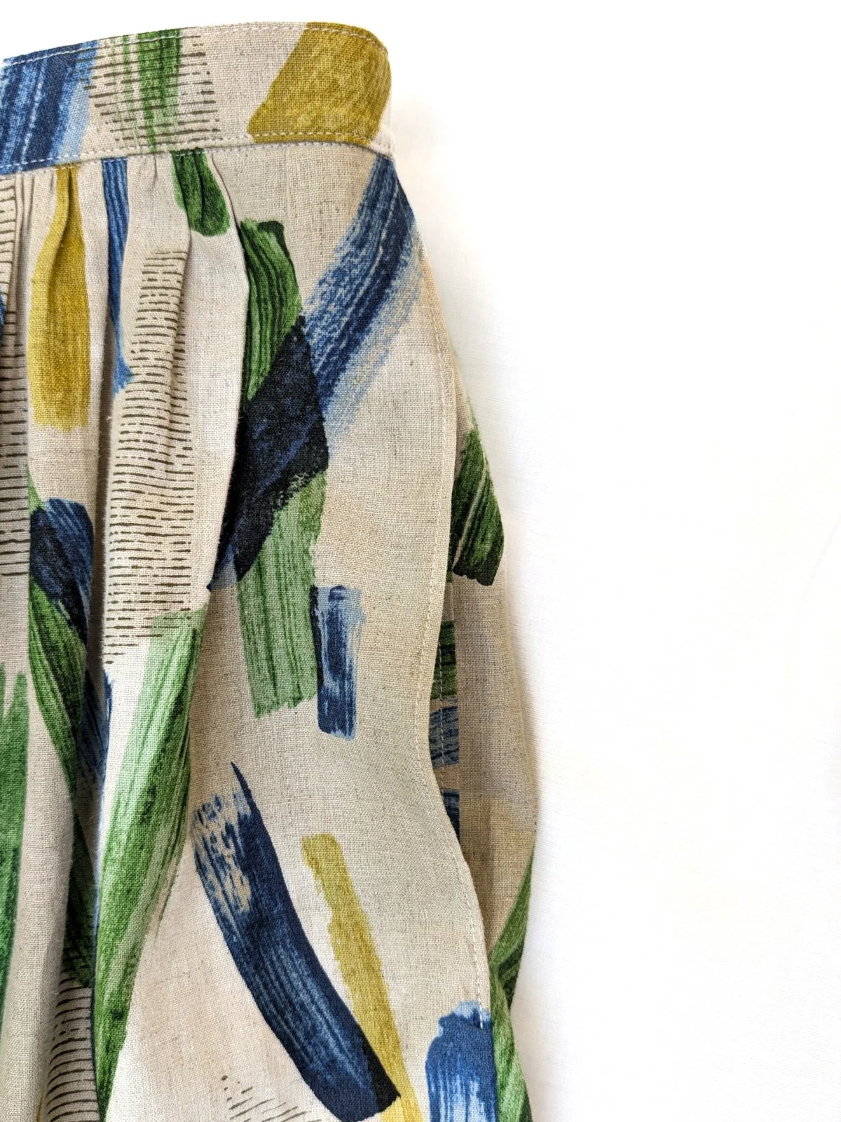 pocket detail of daisy brushstroke print skirt