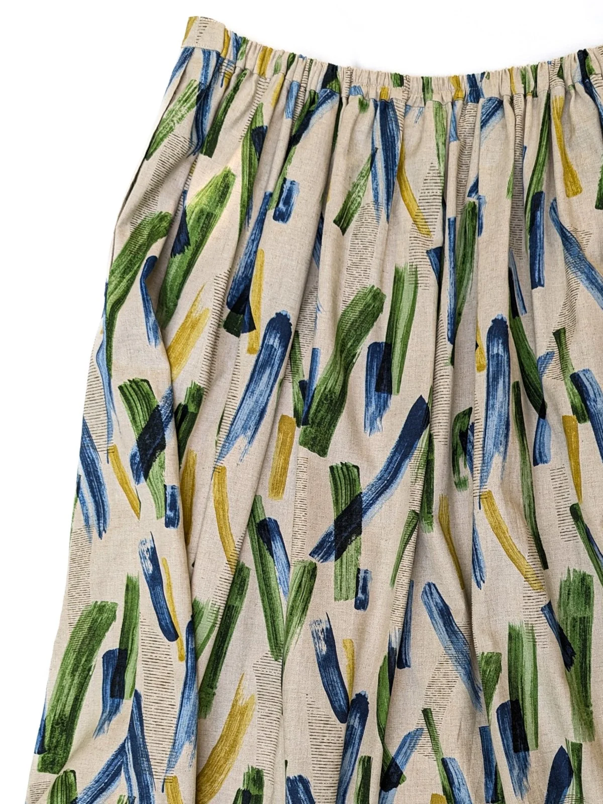 detail of gathering on the daisy brushstroke print skirt