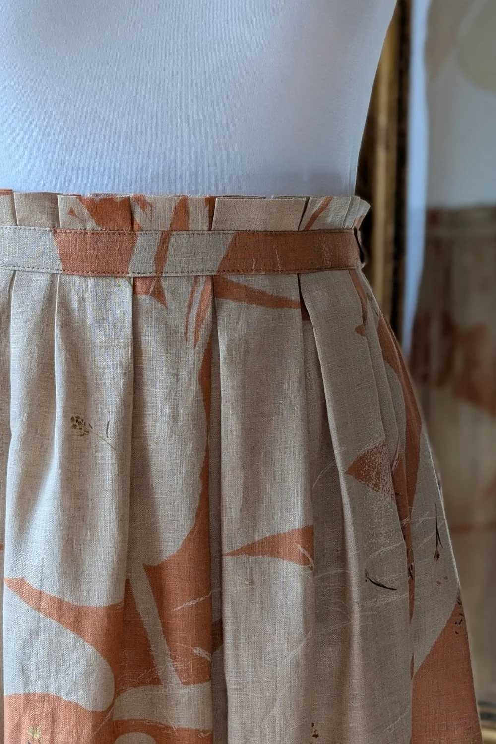 momo pleat skirt - peach- waistband detail mannequin.jpg
