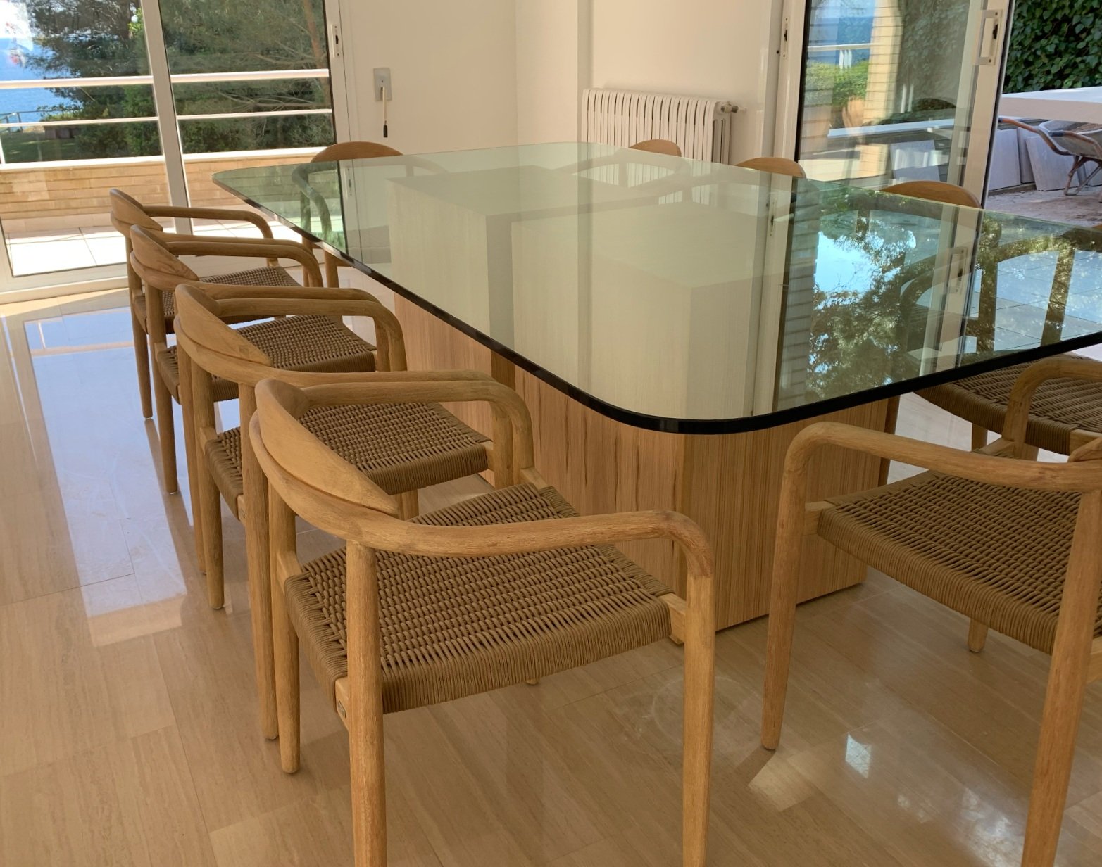 Mesa cristal con base de roble natural