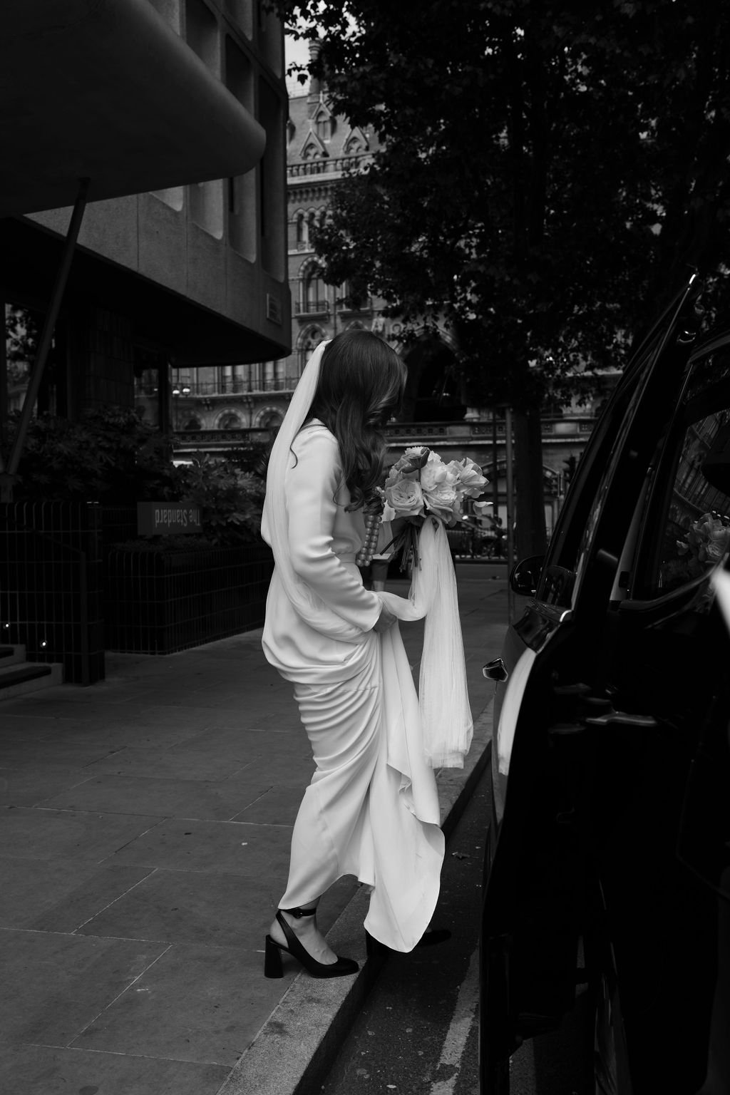 Contemporary-Bride-Bridal-London-Modern-Wedding_00004.jpg