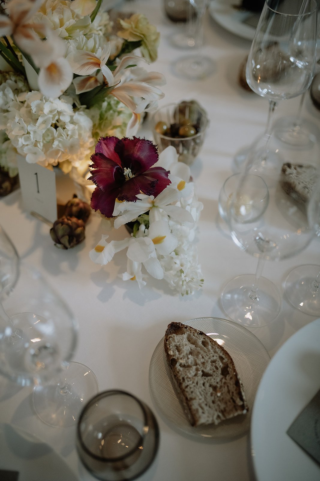 Modern-minimal-wedding-dinner-table-flowers.jpg
