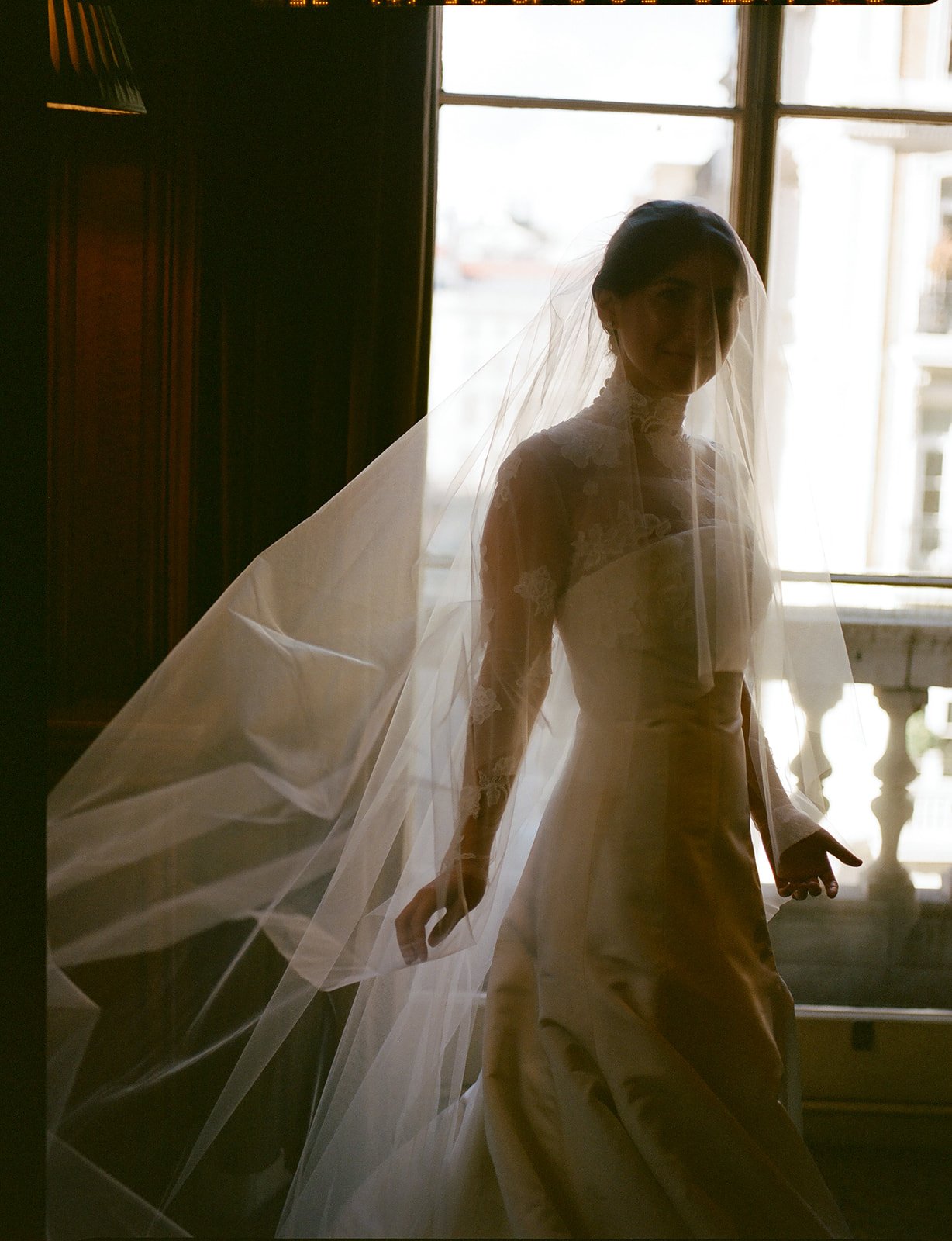 destination-wedding-london-classic-bridal-look.jpg