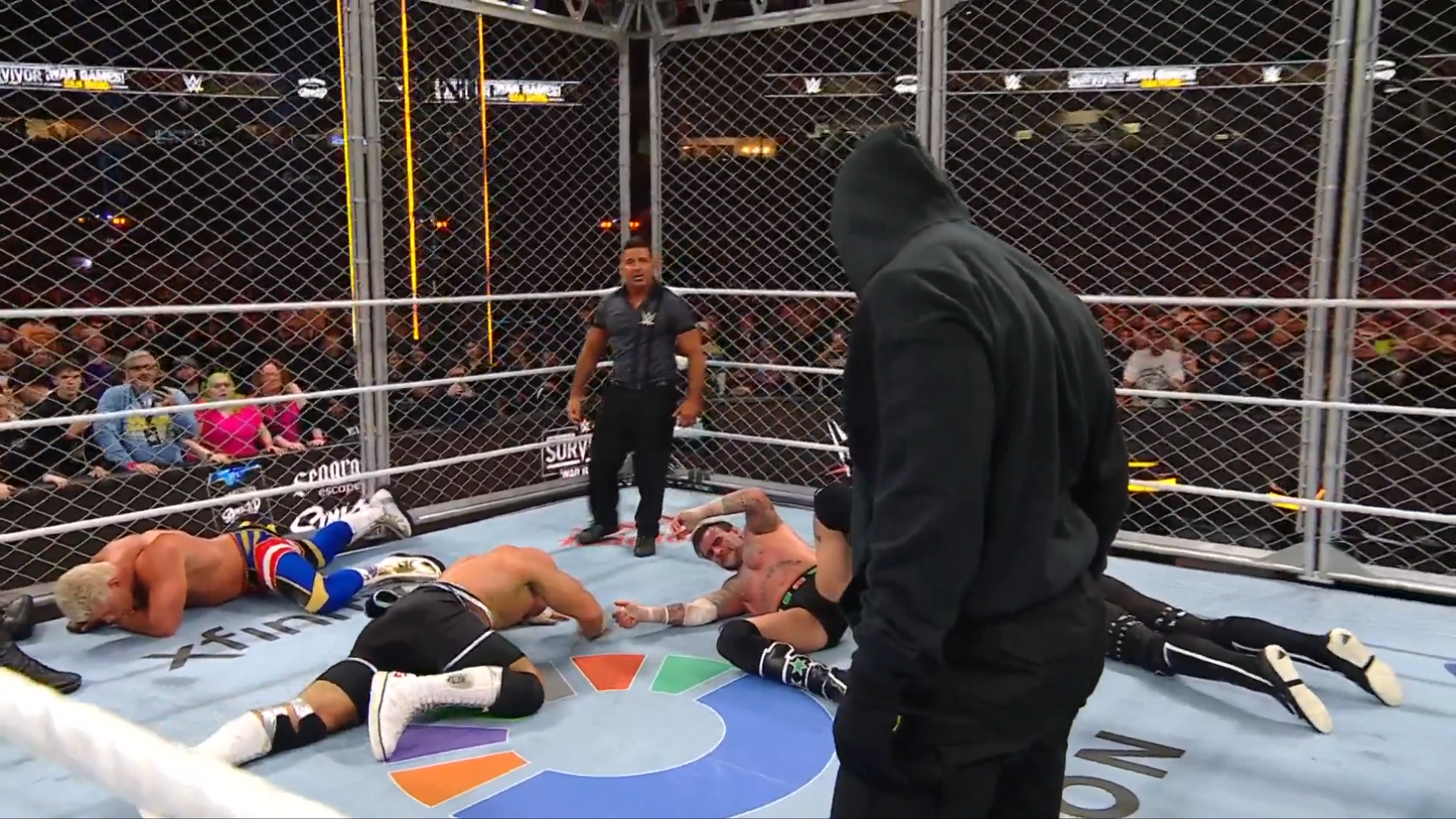 Κουκουλοφόρος επιτέθηκε στον CM Punk στο WWE WarGames