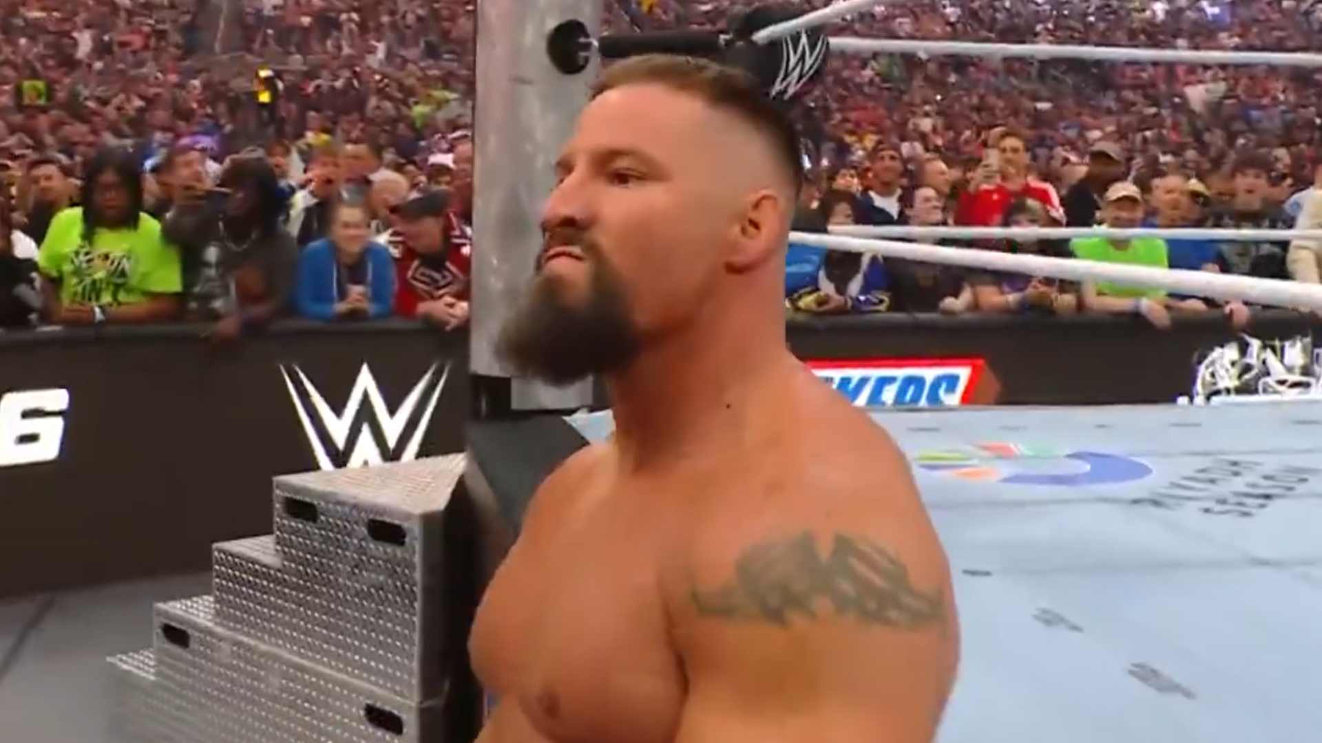O Bron Breakker επέστρεψε στην WrestleMania 42 για να επιτεθεί στον Seth Rollins