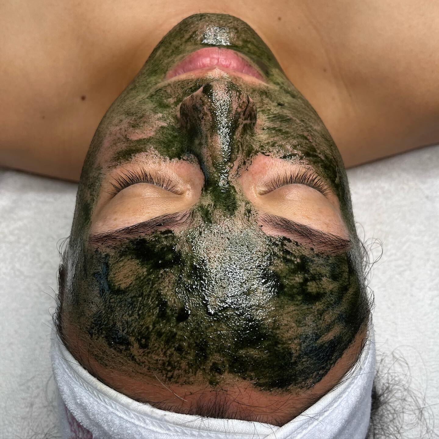 @leahlaniskincare &lsquo;s Mermaid mask is a emerald superfood smoothie for the skin that nourishes, purifies and revitalizes the complexion. Brimming with pristine, nutrient-dense Hawaiian spirulina, raw honey, cleansing sea clay and the most cleanl