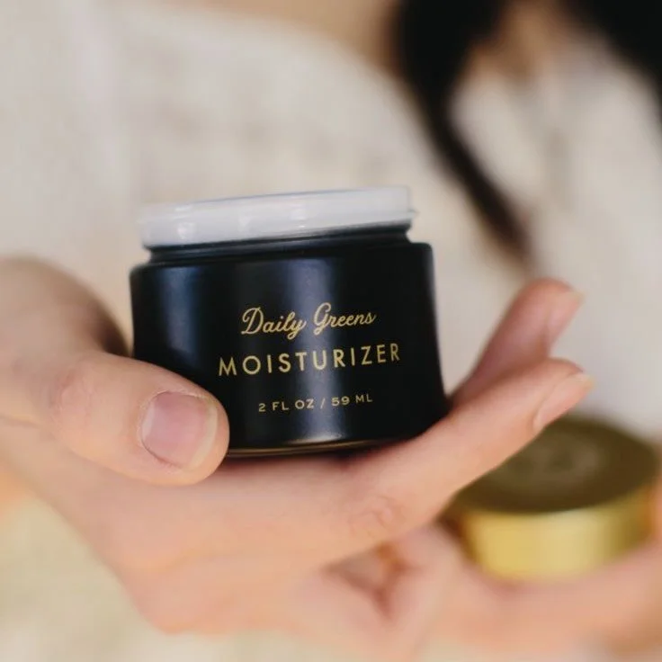 Acne-prone skin needs hydration too ✨

Daily Greens by Sorella Apothecary helps soothe inflammation, balance oil, and support clearer skin 🥬🥒✨
Hydration without clogging = key.

&mdash;

Les peaux acn&eacute;iques ont aussi besoin d&rsquo;hydratati