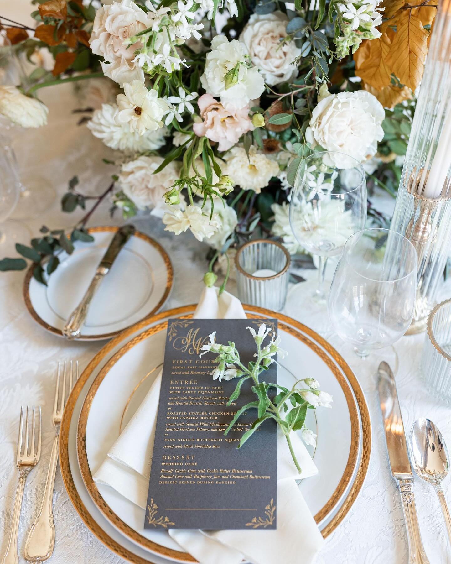 Coming back from a weekend of rentals and ready to dive into fall menus! 

Paper Design by the lovely @karaanne_paper 
atop @cethecollection @thelinenshoppetls and among @sweetmemoriesflowers 

Photography by @alesonphotography 
At @thegrand1401