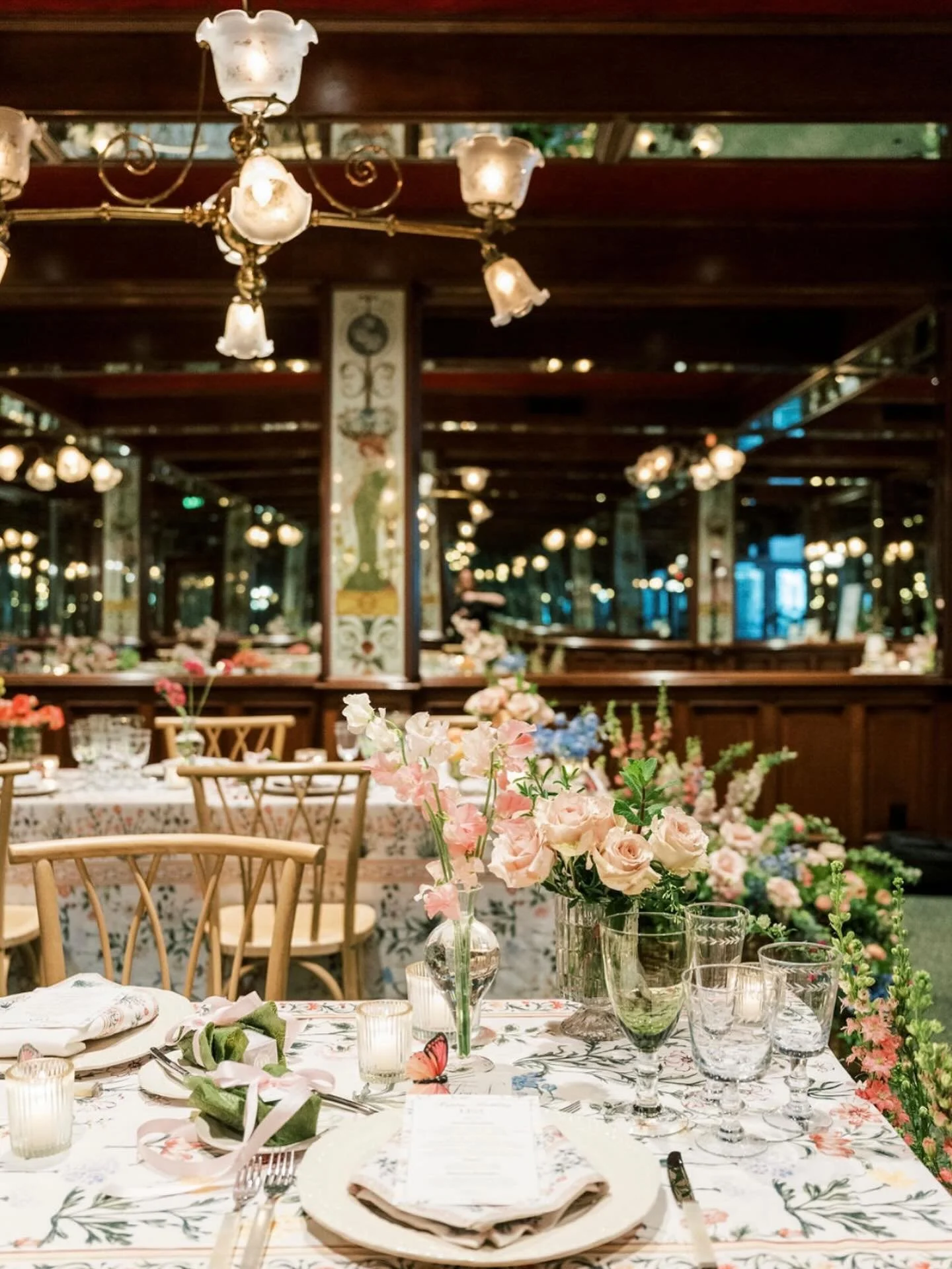 And just like that&hellip;the room at @vintagepressvisalia transformed!
Mirrors danced with candlelight, florals spilled across every table, and a gentle softness carried through the space.

For this milestone celebration, it was more than design&hel