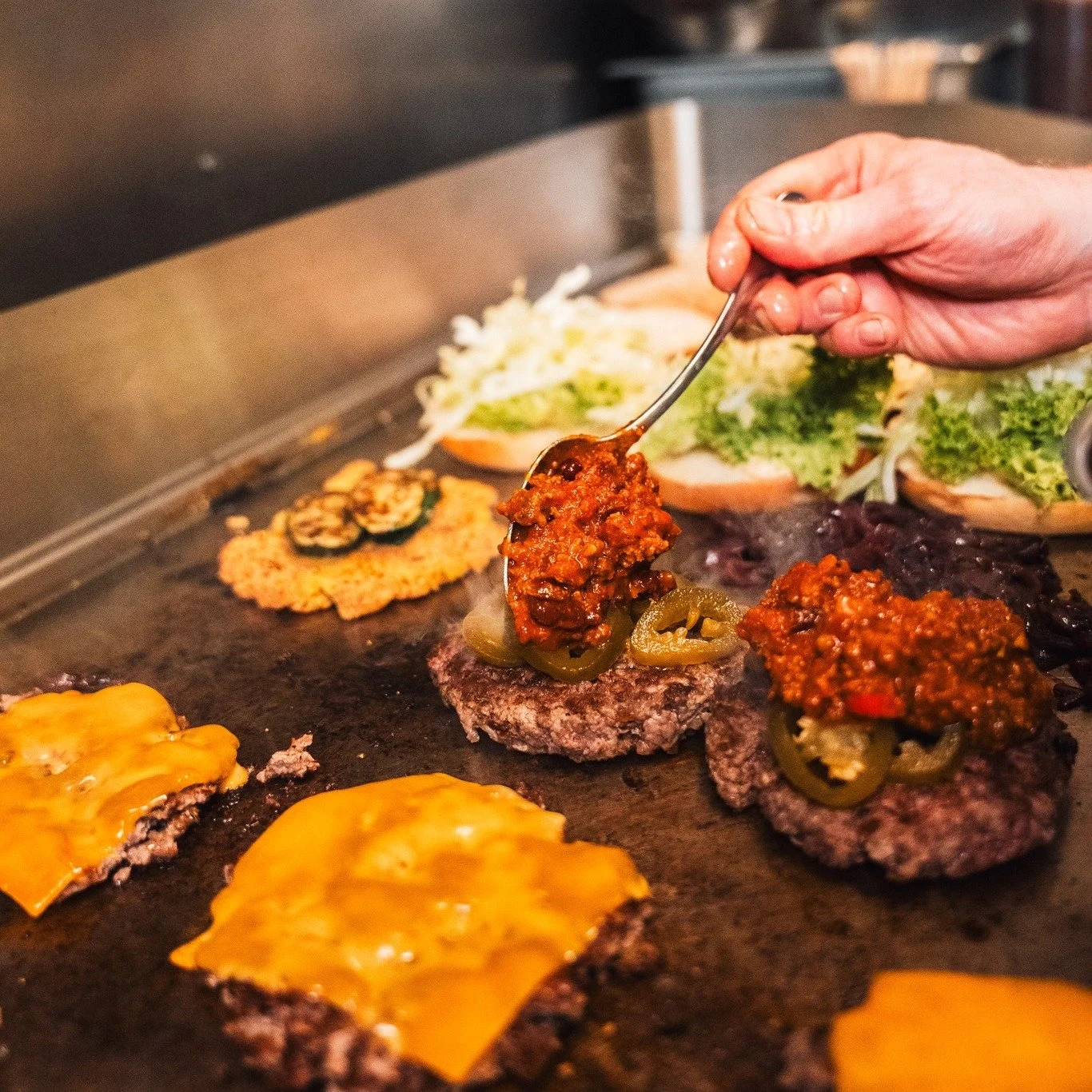 🔥 Ab 18 Uhr ist unser Grill hei&szlig; auf euch! 🔥

Die besten Burger der Stadt warten auf dich &ndash; ob to stay oder to go! 🍔🔥
CALL: 0662873967
📍 Komm vorbei oder bestell dir den Genuss nach Hause!
#daimlers #salzburg #foodlover 
#GrillAn #Be