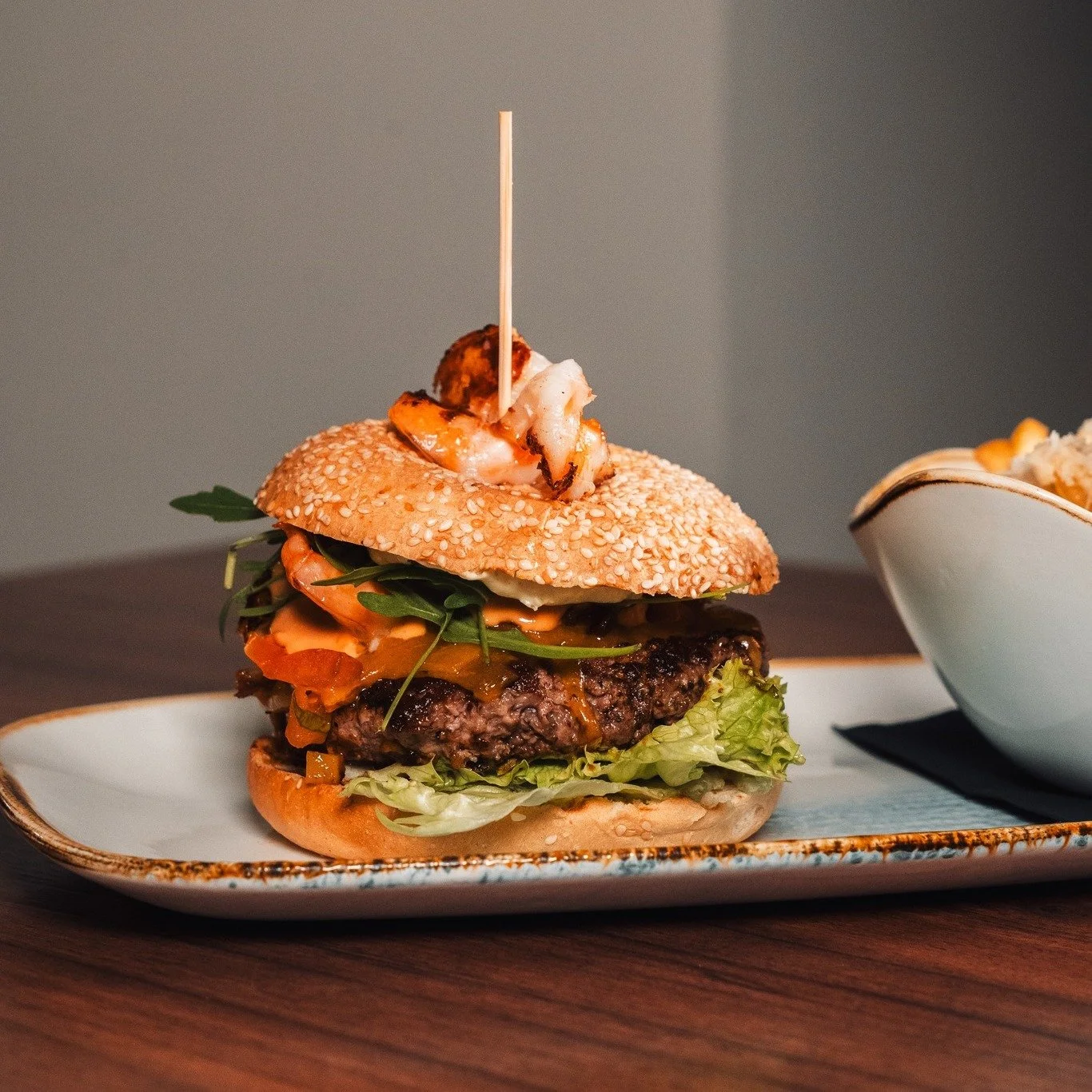 🔥 Surf &amp; Turf Burger &ndash; Perfekt f&uuml;rs Wochenende! 🔥
Saftiges Beef trifft auf zarte Garnelen &ndash; genau das Richtige, um dein Wochenende zu genie&szlig;en! 🍔🦐

📍 Hol dir deinen Lieblingsburger und starte lecker ins Wochenende!
#da