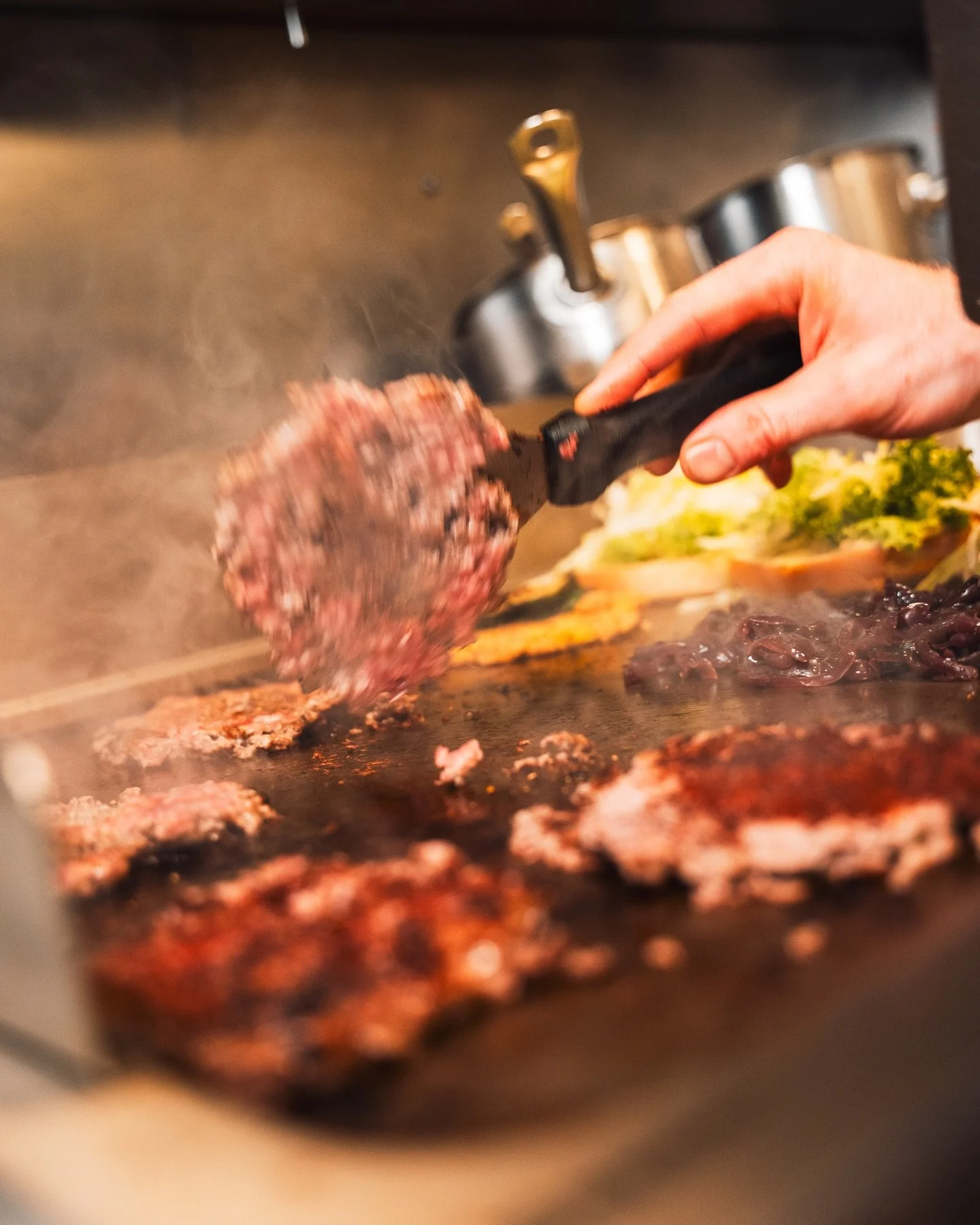 🔥 Hunger? Ab 18:00 ist unser Grill hei&szlig; auf euch! 🍔🔥 Kommt vorbei und lasst es euch schmecken! 😍 #burger #Lecker #BBQ#bestburger#daimlers#salzburg#grill#hunger