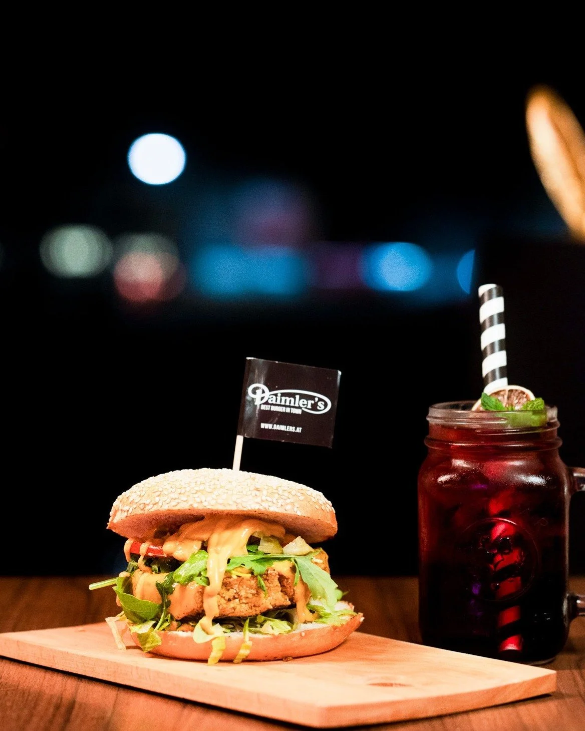 Wir sagen er ist gekommen um zu bleiben! 😋 Neu auf der Karte: der Falaffel Burger 🥰 bringt jeden zum Schw&auml;rmen! Ab 18.9. 18 Uhr unsere Daimlers RE-turn Party 🤩
#party #foodblogger #bestburgerintown #salzburg #austria #weloveburger