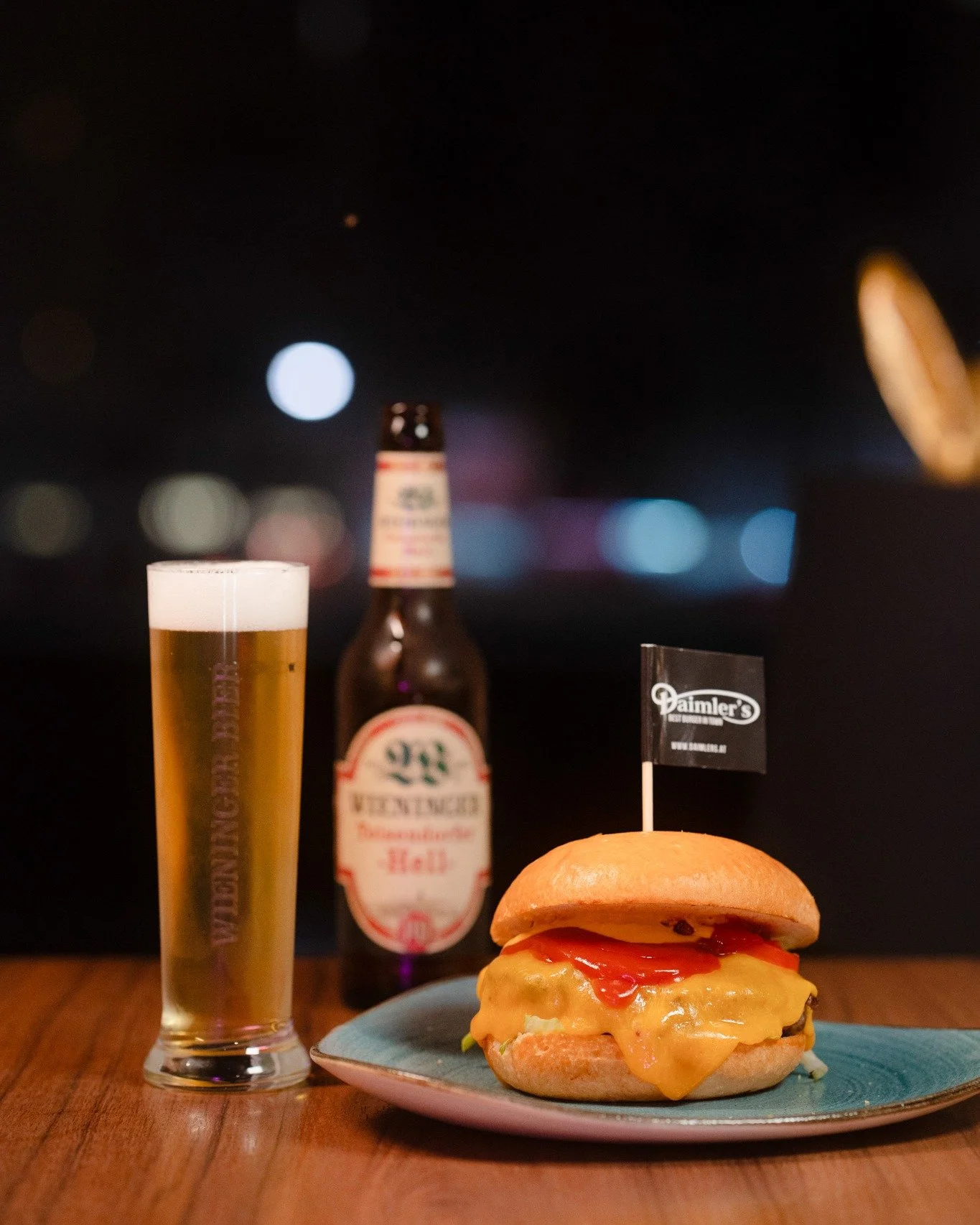 Wir LIEBEN diesen Typen 😍 The CHEESY is BACK! Der neue Klassiker jetzt mit Double-Cheese und Brioche-Bun auf Wunsch auch mit Bacon 🤩 
Ab 18.9. 18 Uhr starten wir. 
#foodblogger  #news #daimlers #salzburg #dance #bestburgerintown #weloveburgers