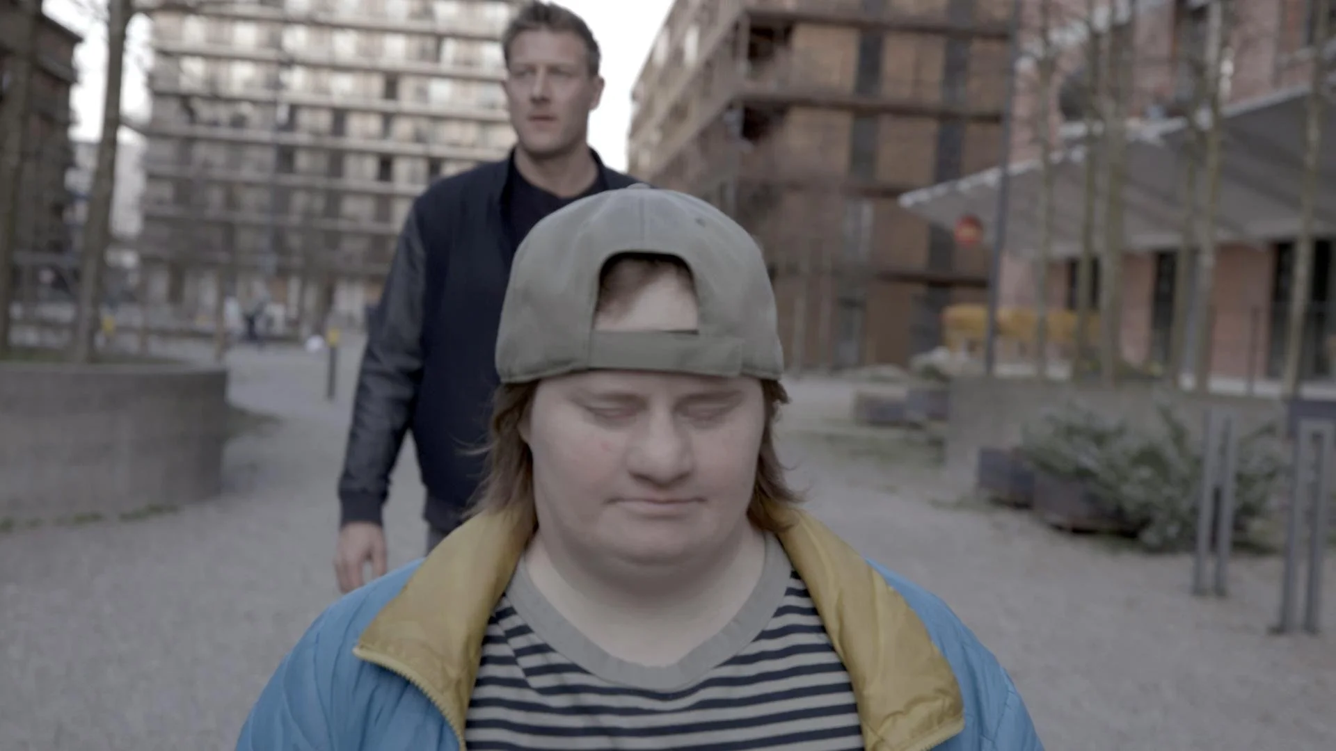 Jesse mit Robert im Hintergrund.jpg