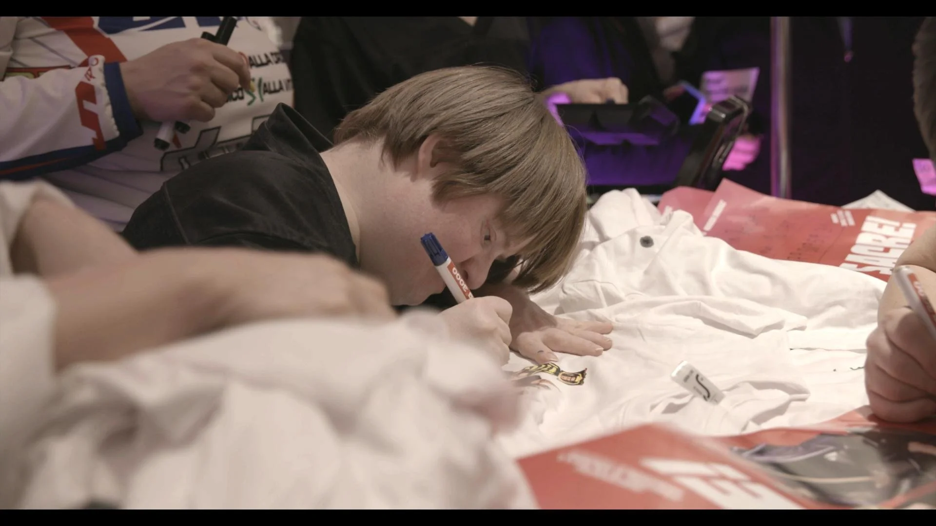 Jesse signiert nach Premiere.jpg