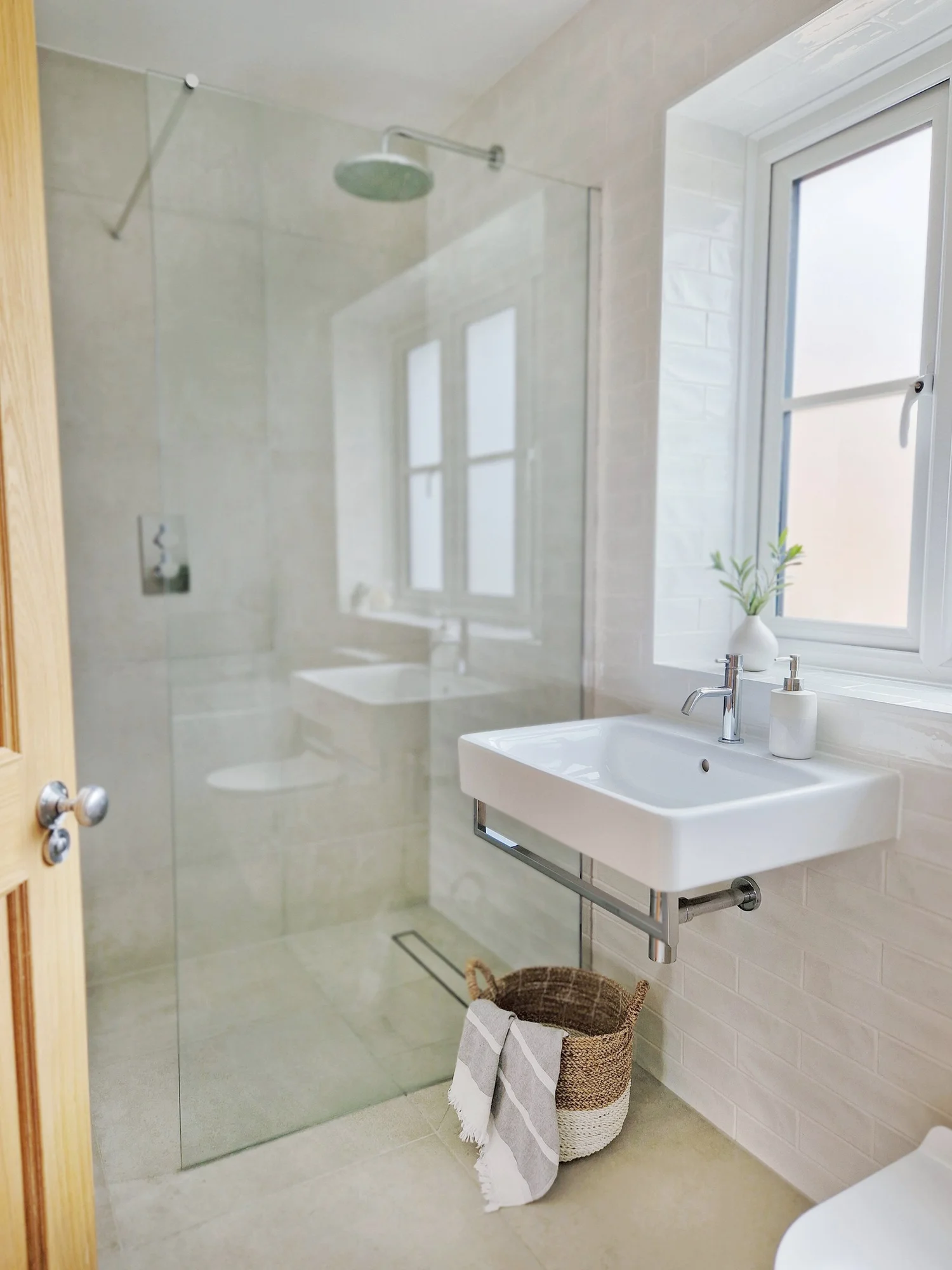 How to make a small bathroom look bigger — Jade Lisa Interiors